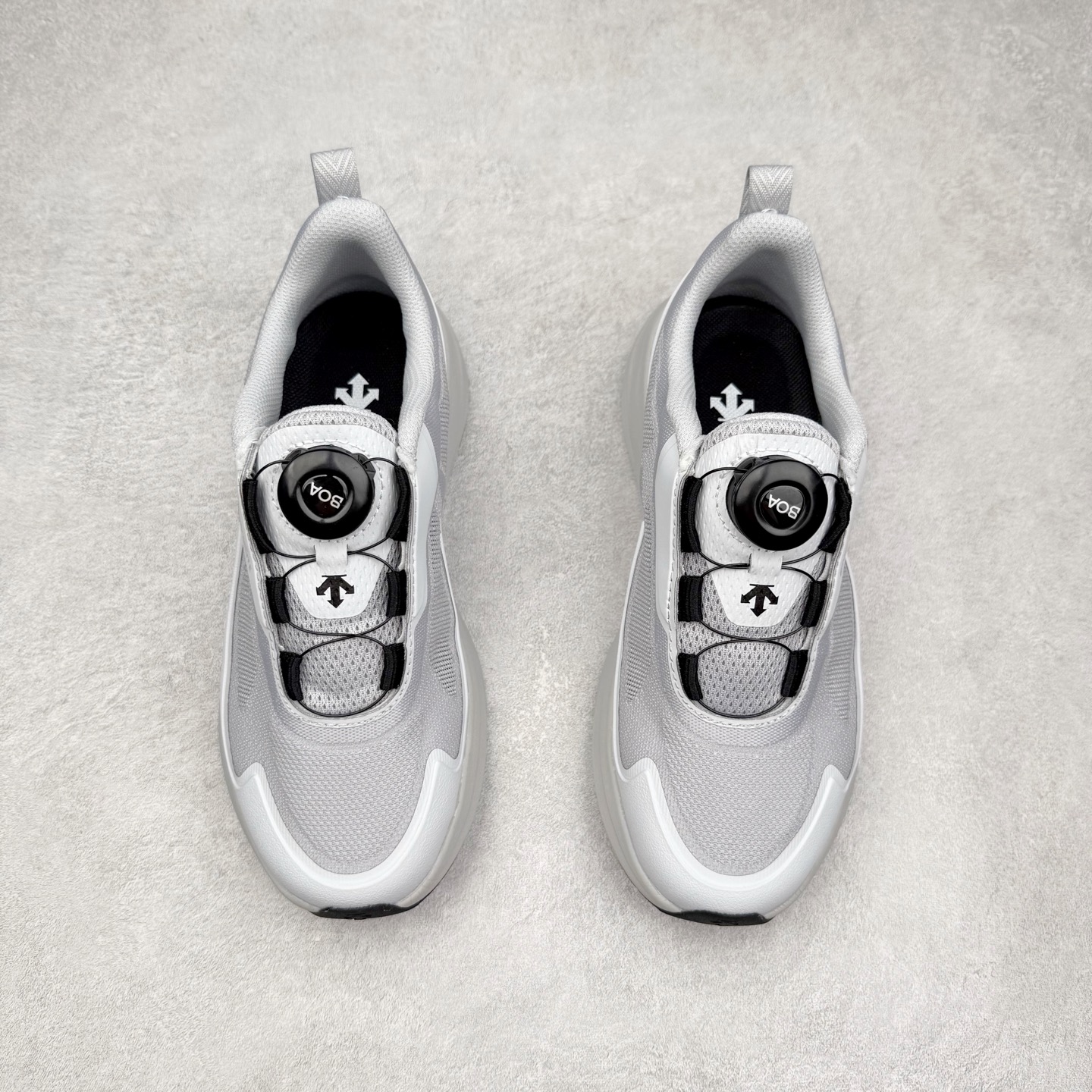 图片[2]-DESCENTE Enerzite 迪桑特舒适百搭织物耐磨回弹低帮跑步鞋 DESCENTE（迪桑特）创立于1935年，品牌名取自法语词汇，意为“滑降”。品牌箭头标识代表滑雪的三种技术“高速直线滑行”、“穿越”和“侧滑”，也寓意品牌在打造高端专业运动产品中不断追求完美的创新精神，致力于成为中国高端专业滑雪、综训、女子、铁人三项、高尔夫的第一品牌。实拍调校N版已经零色差零失真 百分百还原实物色彩所见即所得 不存在货不对板色差等低级问题 选购参考实物拍摄 不混卖不参货 只用心做好货严格选品 承诺混一赔十 尺码：36 36.5 37.5 38 38.5 39 40 40.5 41 42 42.5 43 44 44.5 45-选品中心