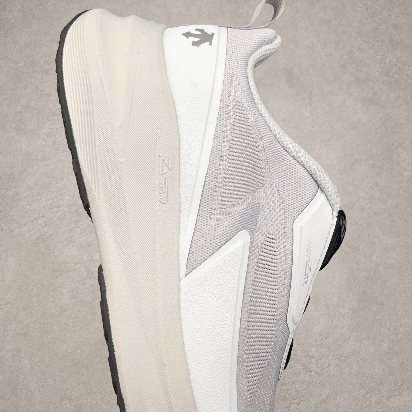 图片[6]-DESCENTE Enerzite 迪桑特舒适百搭织物耐磨回弹低帮跑步鞋 DESCENTE（迪桑特）创立于1935年，品牌名取自法语词汇，意为“滑降”。品牌箭头标识代表滑雪的三种技术“高速直线滑行”、“穿越”和“侧滑”，也寓意品牌在打造高端专业运动产品中不断追求完美的创新精神，致力于成为中国高端专业滑雪、综训、女子、铁人三项、高尔夫的第一品牌。实拍调校N版已经零色差零失真 百分百还原实物色彩所见即所得 不存在货不对板色差等低级问题 选购参考实物拍摄 不混卖不参货 只用心做好货严格选品 承诺混一赔十 尺码：36 36.5 37.5 38 38.5 39 40 40.5 41 42 42.5 43 44 44.5 45-选品中心