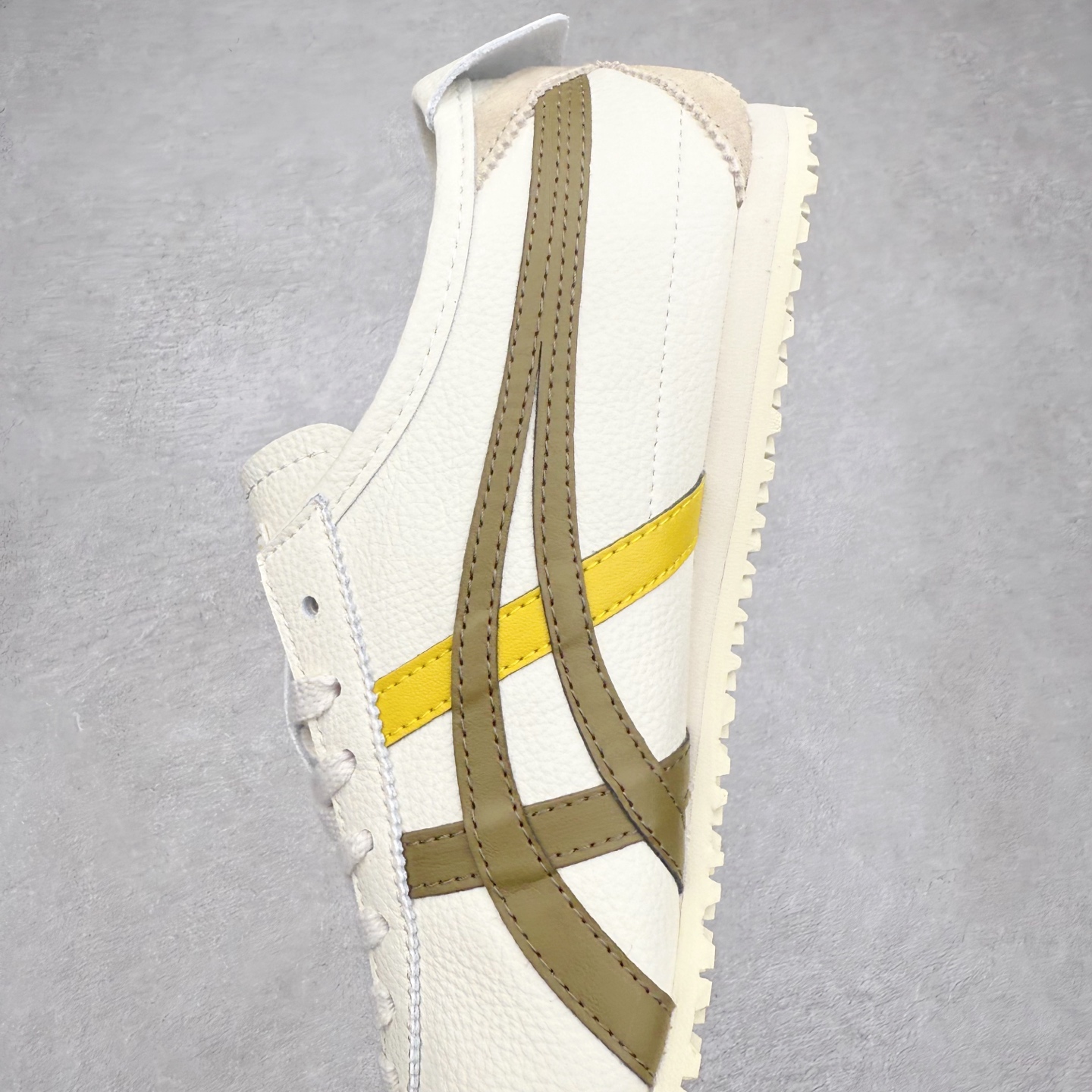 图片[7]-＃C版 Asics Onitsuka Tiger MEXICO 66 亚瑟士鬼冢虎复古经典板鞋 市场王者选手 海外订单工厂出品 长期生产补货永不断码 超成熟稳定的做工品控 原装全套纸板楦头开发 原汁原味 完美呈现版型 私模正确鞋底咬花纹路 一比一鞋头弧度高度鞋身弧度 绝不口嗨 细节品控鞋型随意秒杀市面 原档咬花纹路私模大底 一个单元有六个三角形 总体形拼接呈现花瓣状 官方四联吊牌 原装Ortholite轻量化鞋垫 原盒原配 质保卡 说明书 钢印防尘纸 纸板中底带钢印 乳胶组合鞋垫 支持全方位的对比专柜 产品从款式颜色造型上体现出追求舒适和细节的完美 鞋类更是推崇手工制作的严谨与完美 融舒适性与可穿性的设计风格 注重细节的完美和别致魅力 既保持稳重 又不失轻松的时尚感 尺码：36 37 37.5 38 39 39.5 40 40.5 41.5 42 42.5 43.5 44 45-选品中心