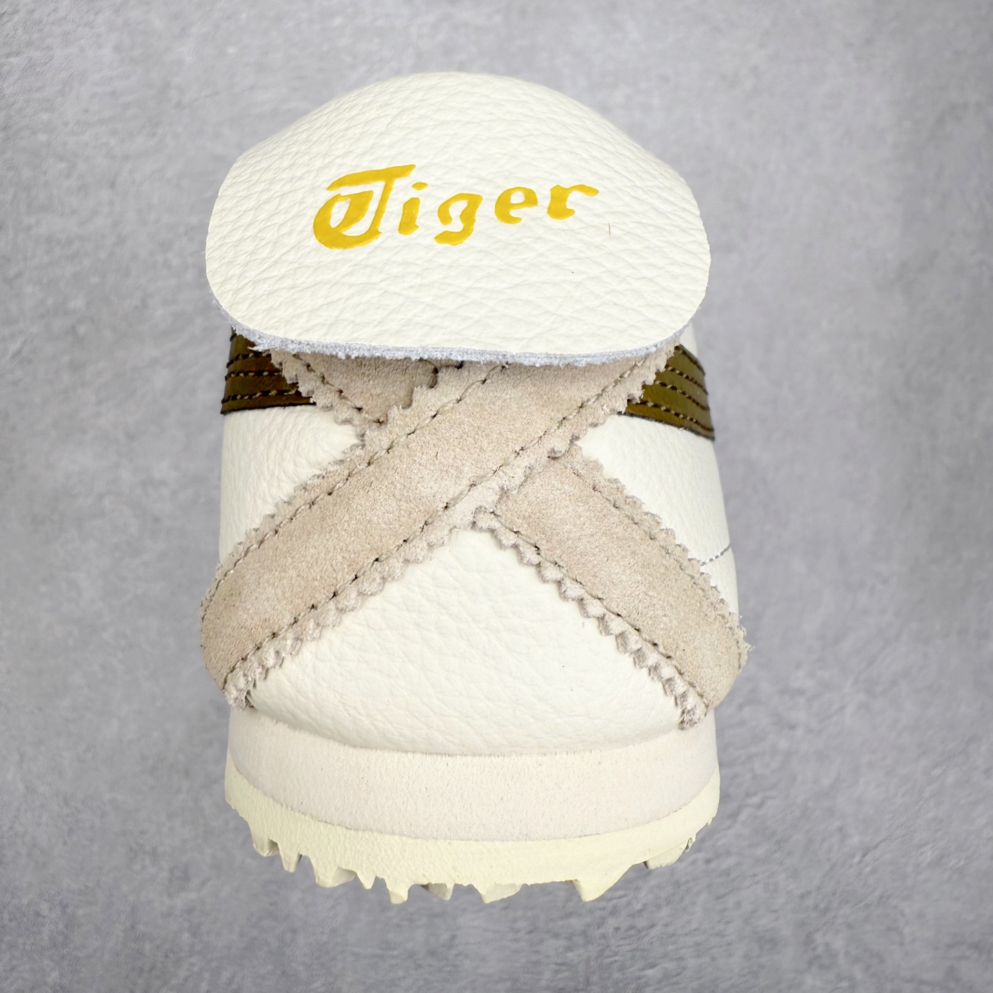 图片[8]-＃C版 Asics Onitsuka Tiger MEXICO 66 亚瑟士鬼冢虎复古经典板鞋 市场王者选手 海外订单工厂出品 长期生产补货永不断码 超成熟稳定的做工品控 原装全套纸板楦头开发 原汁原味 完美呈现版型 私模正确鞋底咬花纹路 一比一鞋头弧度高度鞋身弧度 绝不口嗨 细节品控鞋型随意秒杀市面 原档咬花纹路私模大底 一个单元有六个三角形 总体形拼接呈现花瓣状 官方四联吊牌 原装Ortholite轻量化鞋垫 原盒原配 质保卡 说明书 钢印防尘纸 纸板中底带钢印 乳胶组合鞋垫 支持全方位的对比专柜 产品从款式颜色造型上体现出追求舒适和细节的完美 鞋类更是推崇手工制作的严谨与完美 融舒适性与可穿性的设计风格 注重细节的完美和别致魅力 既保持稳重 又不失轻松的时尚感 尺码：36 37 37.5 38 39 39.5 40 40.5 41.5 42 42.5 43.5 44 45-选品中心