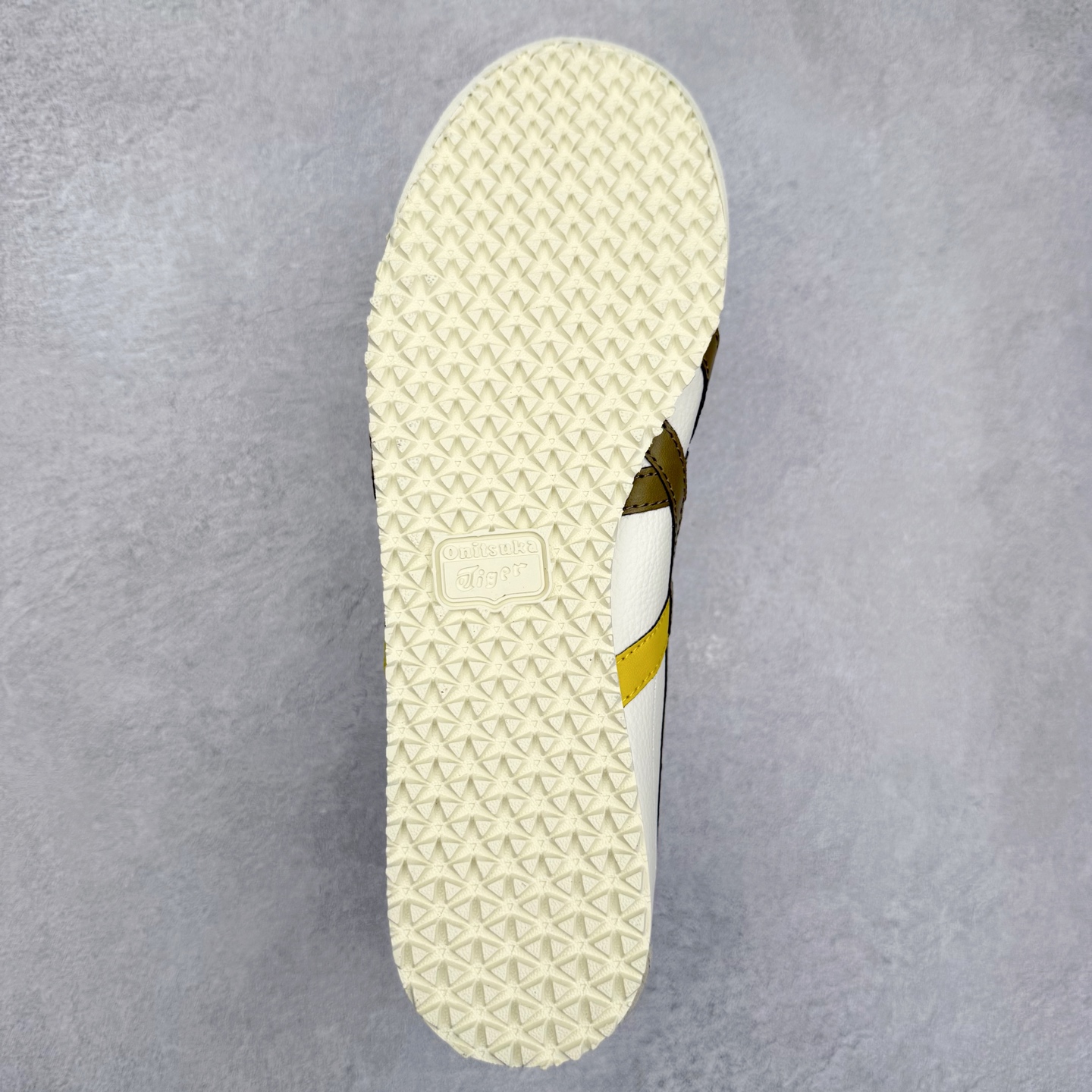 图片[9]-＃C版 Asics Onitsuka Tiger MEXICO 66 亚瑟士鬼冢虎复古经典板鞋 市场王者选手 海外订单工厂出品 长期生产补货永不断码 超成熟稳定的做工品控 原装全套纸板楦头开发 原汁原味 完美呈现版型 私模正确鞋底咬花纹路 一比一鞋头弧度高度鞋身弧度 绝不口嗨 细节品控鞋型随意秒杀市面 原档咬花纹路私模大底 一个单元有六个三角形 总体形拼接呈现花瓣状 官方四联吊牌 原装Ortholite轻量化鞋垫 原盒原配 质保卡 说明书 钢印防尘纸 纸板中底带钢印 乳胶组合鞋垫 支持全方位的对比专柜 产品从款式颜色造型上体现出追求舒适和细节的完美 鞋类更是推崇手工制作的严谨与完美 融舒适性与可穿性的设计风格 注重细节的完美和别致魅力 既保持稳重 又不失轻松的时尚感 尺码：36 37 37.5 38 39 39.5 40 40.5 41.5 42 42.5 43.5 44 45-选品中心