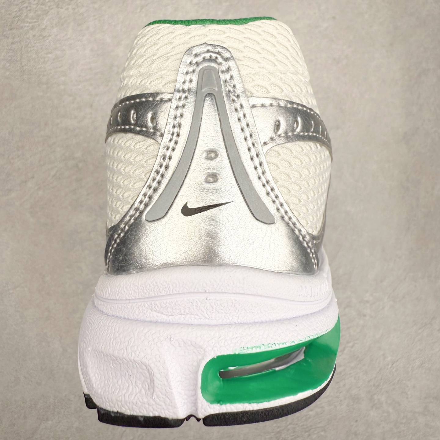 图片[8]-NK Air Max Moto 2K 舒适百搭耐磨 低帮跑步鞋 HQ2056-102 实拍调校N版已经零色差零失真 百分百还原实物色彩所见即所得 不存在货不对板色差等低级问题 选购参考实物拍摄 不混卖不参货 只用心做好货严格选品 承诺混一赔十 尺码：36 36.5 37.5 38 38.5 39 40 40.5 41 42 42.5 43 44 44.5 45-选品中心