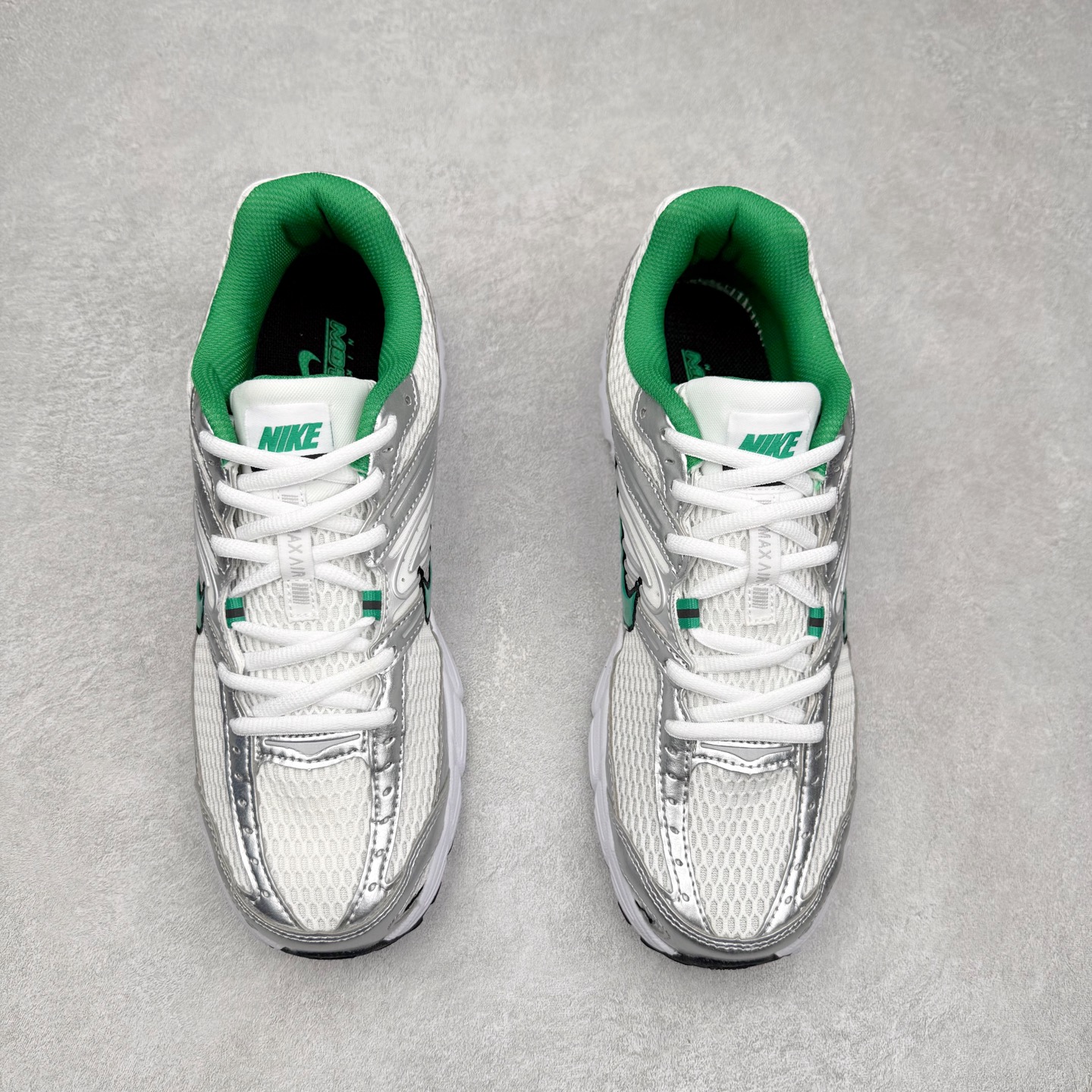 图片[2]-NK Air Max Moto 2K 舒适百搭耐磨 低帮跑步鞋 HQ2056-102 实拍调校N版已经零色差零失真 百分百还原实物色彩所见即所得 不存在货不对板色差等低级问题 选购参考实物拍摄 不混卖不参货 只用心做好货严格选品 承诺混一赔十 尺码：36 36.5 37.5 38 38.5 39 40 40.5 41 42 42.5 43 44 44.5 45-选品中心