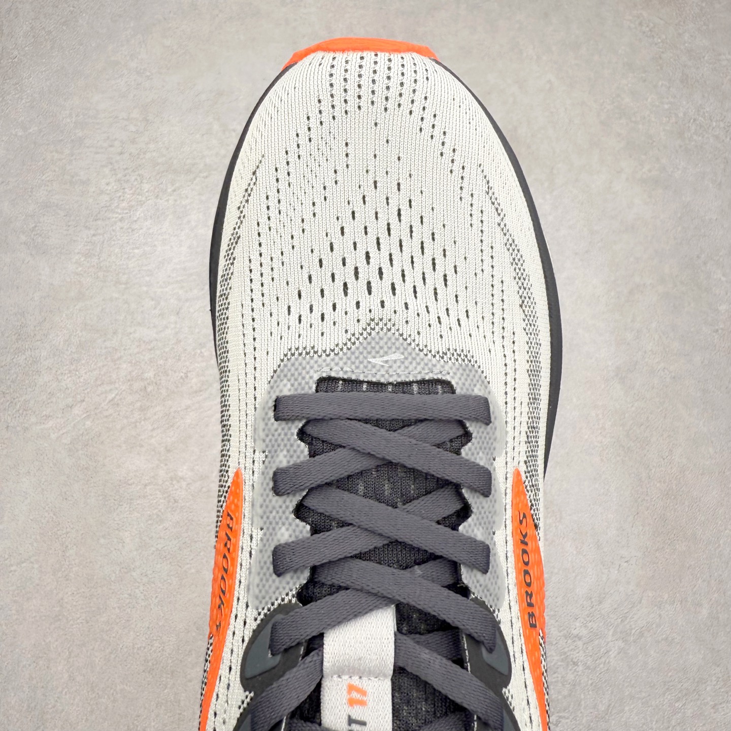 图片[4]-Brooks布鲁克斯 Ghost 17 马拉松舒适百搭防滑耐磨低帮跑步鞋 Brooks 四大跑鞋之一 百年品牌 跑鞋从外形上基本就能判断这是一款速度跑鞋 简洁干练的外形结构和极强的运动流线型看着非常有速度感 上脚的第一感觉是非常轻 美码9码的鞋单只206g不到 从个人偏好来说 200g左右的竞速鞋最具安全感 鞋面采用单层网布 很薄 前掌使用了大量开放式网眼 排气直接快速 透气性上乘 鞋舌也是轻量化设计 仅为一层麂皮 和脚背完美贴合 鞋舌中央有个防偏穿孔 从实际穿着来看 通常鞋舌都是外偏 如果是防偏穿孔位于中心 防偏效果其实并不十分有效 如果采用趋外侧的偏心设计更有效 鞋帮泡棉填充量不大 但非常紧凑 贴合舒适 包裹稳固 内置硬质TPU保证必要的稳定性 跑鞋中底采用的是DNA FLASH科技材料 DNA FLASH中底科技 是Brooks第一款将氮气注入中底的创新科技 主要原理是借助“超临界流体”发泡技术 将液态氮稳定的转化为气态氮 并使其均匀地形成无数紧密贴合的密闭式气囊结构 尺码：36 36.5 37.5 38 38.5 39 40 40.5 41 42 42.5 43 44 44.5 45 46-选品中心