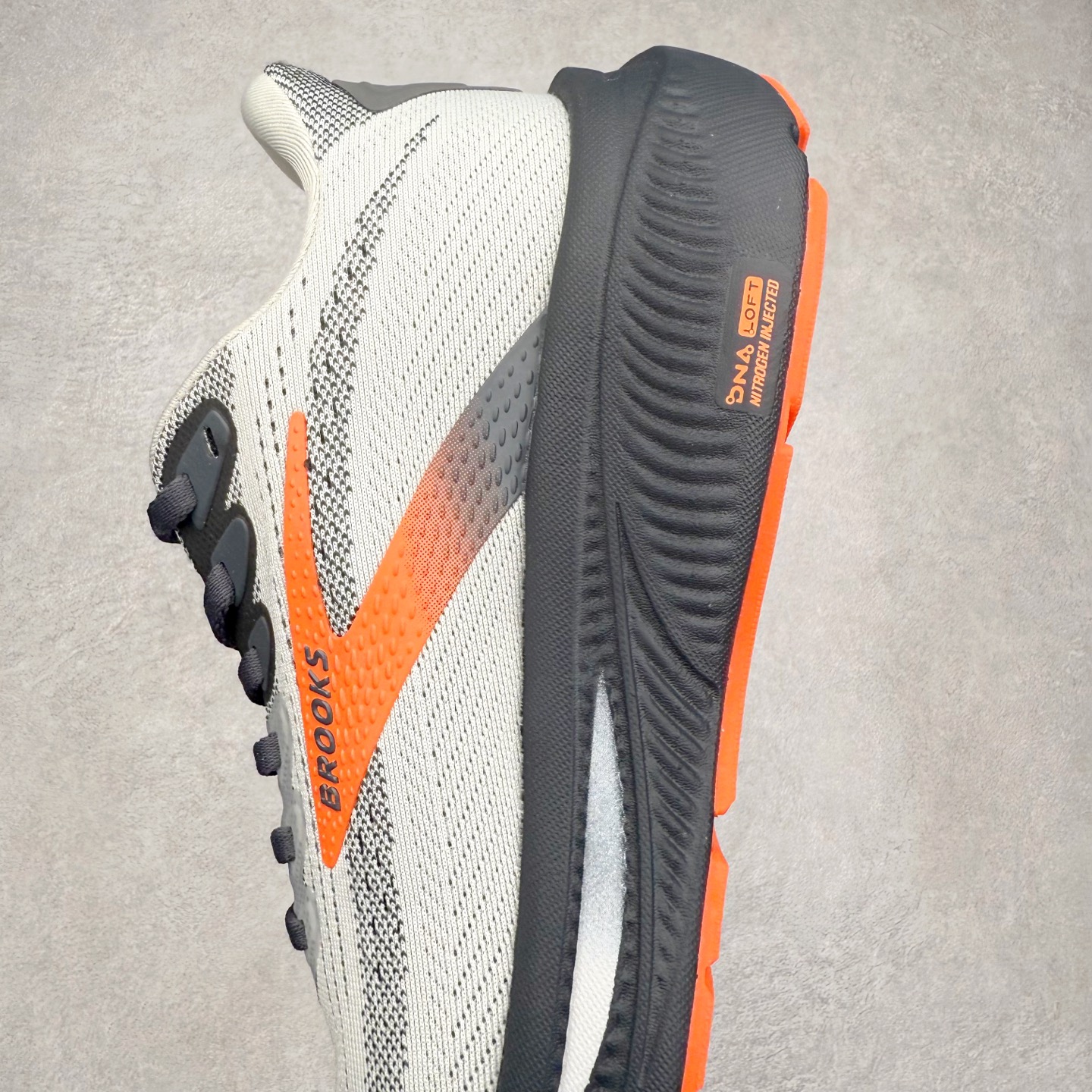 图片[7]-Brooks布鲁克斯 Ghost 17 马拉松舒适百搭防滑耐磨低帮跑步鞋 Brooks 四大跑鞋之一 百年品牌 跑鞋从外形上基本就能判断这是一款速度跑鞋 简洁干练的外形结构和极强的运动流线型看着非常有速度感 上脚的第一感觉是非常轻 美码9码的鞋单只206g不到 从个人偏好来说 200g左右的竞速鞋最具安全感 鞋面采用单层网布 很薄 前掌使用了大量开放式网眼 排气直接快速 透气性上乘 鞋舌也是轻量化设计 仅为一层麂皮 和脚背完美贴合 鞋舌中央有个防偏穿孔 从实际穿着来看 通常鞋舌都是外偏 如果是防偏穿孔位于中心 防偏效果其实并不十分有效 如果采用趋外侧的偏心设计更有效 鞋帮泡棉填充量不大 但非常紧凑 贴合舒适 包裹稳固 内置硬质TPU保证必要的稳定性 跑鞋中底采用的是DNA FLASH科技材料 DNA FLASH中底科技 是Brooks第一款将氮气注入中底的创新科技 主要原理是借助“超临界流体”发泡技术 将液态氮稳定的转化为气态氮 并使其均匀地形成无数紧密贴合的密闭式气囊结构 尺码：36 36.5 37.5 38 38.5 39 40 40.5 41 42 42.5 43 44 44.5 45 46-选品中心