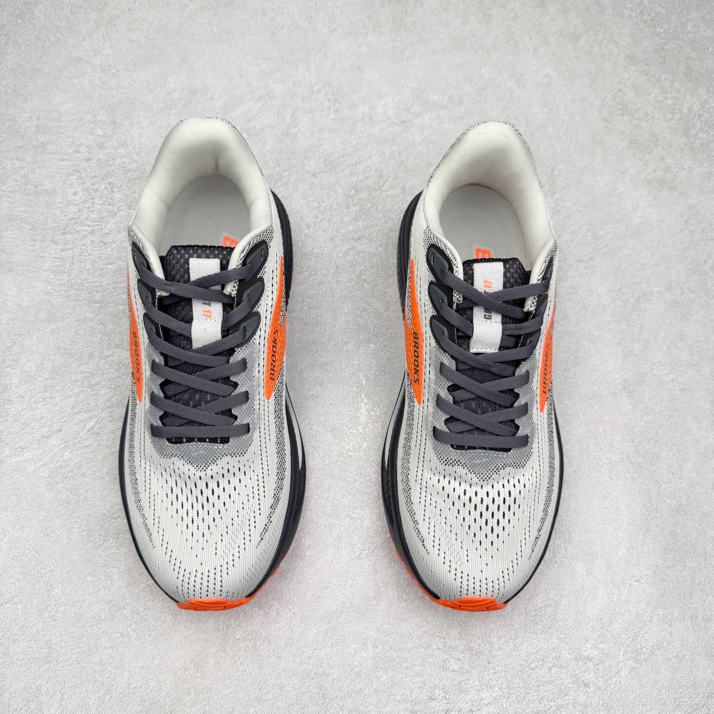 图片[2]-Brooks布鲁克斯 Ghost 17 马拉松舒适百搭防滑耐磨低帮跑步鞋 Brooks 四大跑鞋之一 百年品牌 跑鞋从外形上基本就能判断这是一款速度跑鞋 简洁干练的外形结构和极强的运动流线型看着非常有速度感 上脚的第一感觉是非常轻 美码9码的鞋单只206g不到 从个人偏好来说 200g左右的竞速鞋最具安全感 鞋面采用单层网布 很薄 前掌使用了大量开放式网眼 排气直接快速 透气性上乘 鞋舌也是轻量化设计 仅为一层麂皮 和脚背完美贴合 鞋舌中央有个防偏穿孔 从实际穿着来看 通常鞋舌都是外偏 如果是防偏穿孔位于中心 防偏效果其实并不十分有效 如果采用趋外侧的偏心设计更有效 鞋帮泡棉填充量不大 但非常紧凑 贴合舒适 包裹稳固 内置硬质TPU保证必要的稳定性 跑鞋中底采用的是DNA FLASH科技材料 DNA FLASH中底科技 是Brooks第一款将氮气注入中底的创新科技 主要原理是借助“超临界流体”发泡技术 将液态氮稳定的转化为气态氮 并使其均匀地形成无数紧密贴合的密闭式气囊结构 尺码：36 36.5 37.5 38 38.5 39 40 40.5 41 42 42.5 43 44 44.5 45 46-选品中心