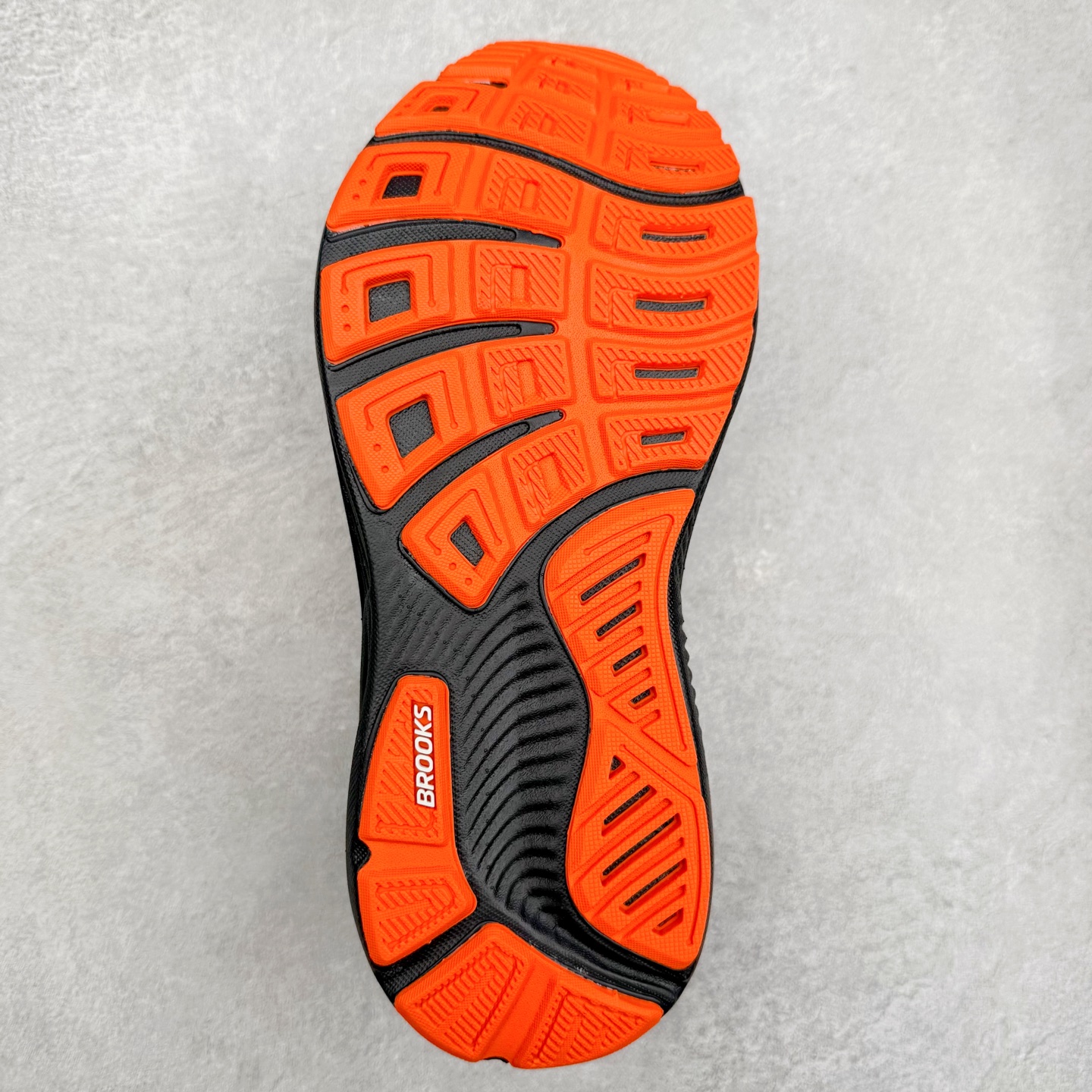 图片[9]-Brooks布鲁克斯 Ghost 17 马拉松舒适百搭防滑耐磨低帮跑步鞋 Brooks 四大跑鞋之一 百年品牌 跑鞋从外形上基本就能判断这是一款速度跑鞋 简洁干练的外形结构和极强的运动流线型看着非常有速度感 上脚的第一感觉是非常轻 美码9码的鞋单只206g不到 从个人偏好来说 200g左右的竞速鞋最具安全感 鞋面采用单层网布 很薄 前掌使用了大量开放式网眼 排气直接快速 透气性上乘 鞋舌也是轻量化设计 仅为一层麂皮 和脚背完美贴合 鞋舌中央有个防偏穿孔 从实际穿着来看 通常鞋舌都是外偏 如果是防偏穿孔位于中心 防偏效果其实并不十分有效 如果采用趋外侧的偏心设计更有效 鞋帮泡棉填充量不大 但非常紧凑 贴合舒适 包裹稳固 内置硬质TPU保证必要的稳定性 跑鞋中底采用的是DNA FLASH科技材料 DNA FLASH中底科技 是Brooks第一款将氮气注入中底的创新科技 主要原理是借助“超临界流体”发泡技术 将液态氮稳定的转化为气态氮 并使其均匀地形成无数紧密贴合的密闭式气囊结构 尺码：36 36.5 37.5 38 38.5 39 40 40.5 41 42 42.5 43 44 44.5 45 46-选品中心