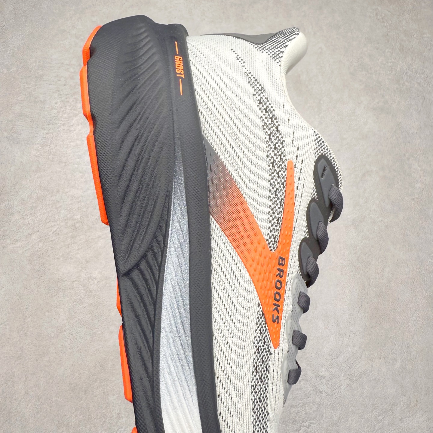 图片[6]-Brooks布鲁克斯 Ghost 17 马拉松舒适百搭防滑耐磨低帮跑步鞋 Brooks 四大跑鞋之一 百年品牌 跑鞋从外形上基本就能判断这是一款速度跑鞋 简洁干练的外形结构和极强的运动流线型看着非常有速度感 上脚的第一感觉是非常轻 美码9码的鞋单只206g不到 从个人偏好来说 200g左右的竞速鞋最具安全感 鞋面采用单层网布 很薄 前掌使用了大量开放式网眼 排气直接快速 透气性上乘 鞋舌也是轻量化设计 仅为一层麂皮 和脚背完美贴合 鞋舌中央有个防偏穿孔 从实际穿着来看 通常鞋舌都是外偏 如果是防偏穿孔位于中心 防偏效果其实并不十分有效 如果采用趋外侧的偏心设计更有效 鞋帮泡棉填充量不大 但非常紧凑 贴合舒适 包裹稳固 内置硬质TPU保证必要的稳定性 跑鞋中底采用的是DNA FLASH科技材料 DNA FLASH中底科技 是Brooks第一款将氮气注入中底的创新科技 主要原理是借助“超临界流体”发泡技术 将液态氮稳定的转化为气态氮 并使其均匀地形成无数紧密贴合的密闭式气囊结构 尺码：36 36.5 37.5 38 38.5 39 40 40.5 41 42 42.5 43 44 44.5 45 46-选品中心