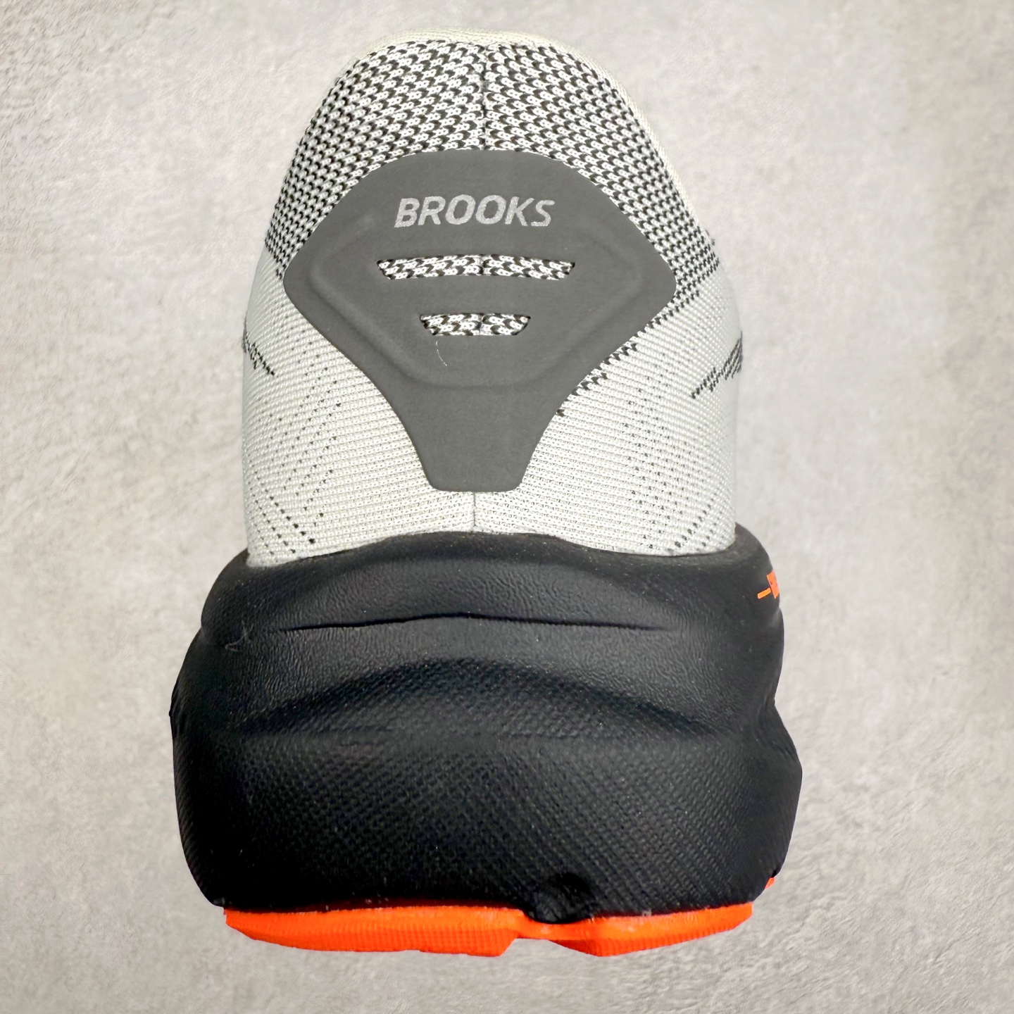 图片[8]-Brooks布鲁克斯 Ghost 17 马拉松舒适百搭防滑耐磨低帮跑步鞋 Brooks 四大跑鞋之一 百年品牌 跑鞋从外形上基本就能判断这是一款速度跑鞋 简洁干练的外形结构和极强的运动流线型看着非常有速度感 上脚的第一感觉是非常轻 美码9码的鞋单只206g不到 从个人偏好来说 200g左右的竞速鞋最具安全感 鞋面采用单层网布 很薄 前掌使用了大量开放式网眼 排气直接快速 透气性上乘 鞋舌也是轻量化设计 仅为一层麂皮 和脚背完美贴合 鞋舌中央有个防偏穿孔 从实际穿着来看 通常鞋舌都是外偏 如果是防偏穿孔位于中心 防偏效果其实并不十分有效 如果采用趋外侧的偏心设计更有效 鞋帮泡棉填充量不大 但非常紧凑 贴合舒适 包裹稳固 内置硬质TPU保证必要的稳定性 跑鞋中底采用的是DNA FLASH科技材料 DNA FLASH中底科技 是Brooks第一款将氮气注入中底的创新科技 主要原理是借助“超临界流体”发泡技术 将液态氮稳定的转化为气态氮 并使其均匀地形成无数紧密贴合的密闭式气囊结构 尺码：36 36.5 37.5 38 38.5 39 40 40.5 41 42 42.5 43 44 44.5 45 46-选品中心