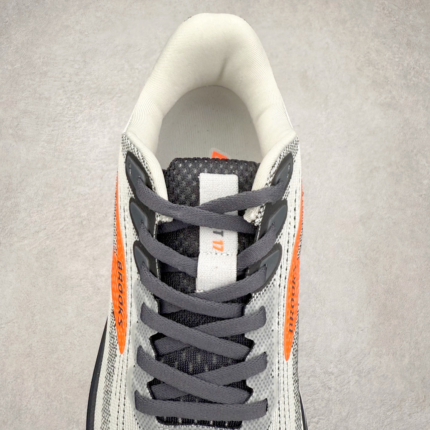 图片[5]-Brooks布鲁克斯 Ghost 17 马拉松舒适百搭防滑耐磨低帮跑步鞋 Brooks 四大跑鞋之一 百年品牌 跑鞋从外形上基本就能判断这是一款速度跑鞋 简洁干练的外形结构和极强的运动流线型看着非常有速度感 上脚的第一感觉是非常轻 美码9码的鞋单只206g不到 从个人偏好来说 200g左右的竞速鞋最具安全感 鞋面采用单层网布 很薄 前掌使用了大量开放式网眼 排气直接快速 透气性上乘 鞋舌也是轻量化设计 仅为一层麂皮 和脚背完美贴合 鞋舌中央有个防偏穿孔 从实际穿着来看 通常鞋舌都是外偏 如果是防偏穿孔位于中心 防偏效果其实并不十分有效 如果采用趋外侧的偏心设计更有效 鞋帮泡棉填充量不大 但非常紧凑 贴合舒适 包裹稳固 内置硬质TPU保证必要的稳定性 跑鞋中底采用的是DNA FLASH科技材料 DNA FLASH中底科技 是Brooks第一款将氮气注入中底的创新科技 主要原理是借助“超临界流体”发泡技术 将液态氮稳定的转化为气态氮 并使其均匀地形成无数紧密贴合的密闭式气囊结构 尺码：36 36.5 37.5 38 38.5 39 40 40.5 41 42 42.5 43 44 44.5 45 46-选品中心