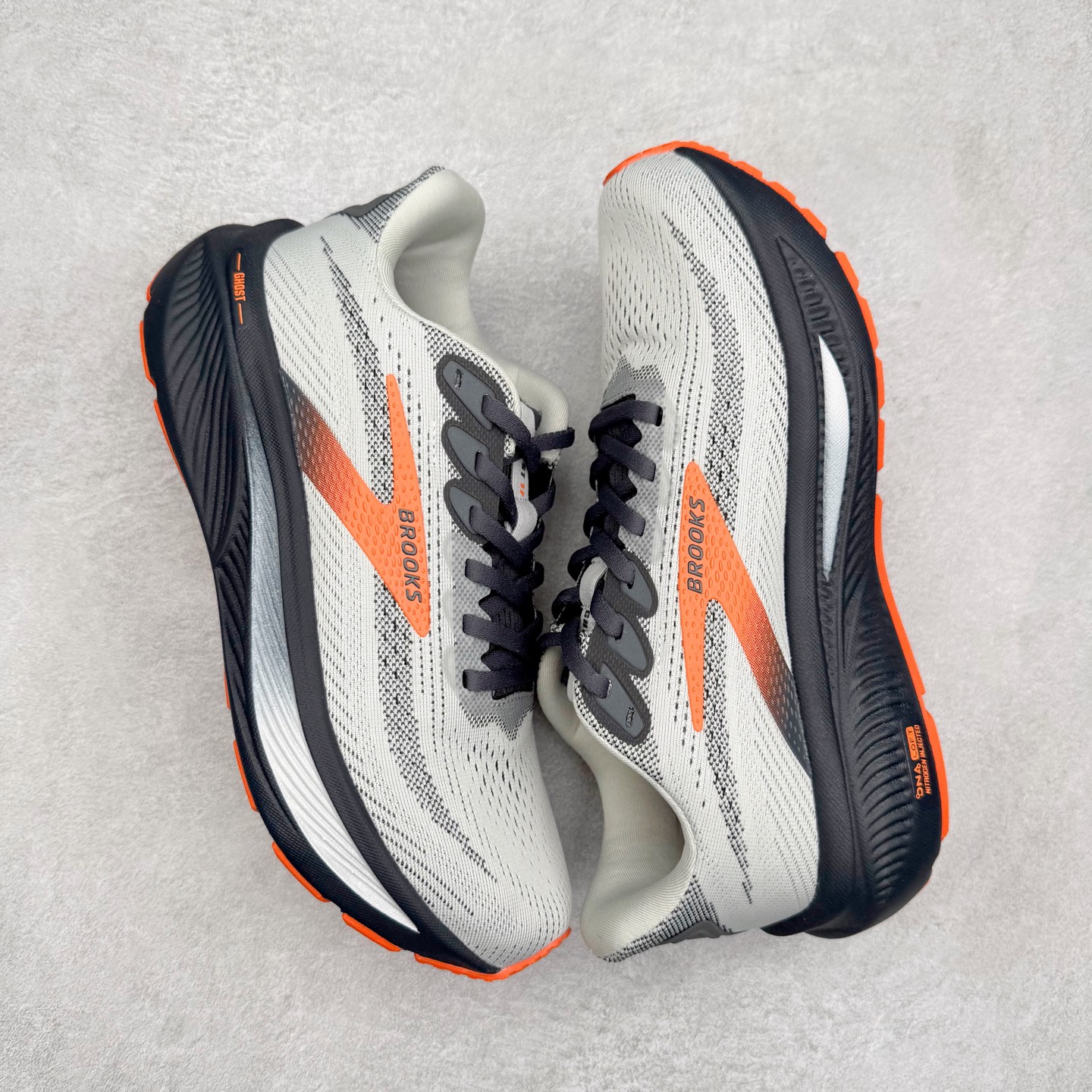 图片[3]-Brooks布鲁克斯 Ghost 17 马拉松舒适百搭防滑耐磨低帮跑步鞋 Brooks 四大跑鞋之一 百年品牌 跑鞋从外形上基本就能判断这是一款速度跑鞋 简洁干练的外形结构和极强的运动流线型看着非常有速度感 上脚的第一感觉是非常轻 美码9码的鞋单只206g不到 从个人偏好来说 200g左右的竞速鞋最具安全感 鞋面采用单层网布 很薄 前掌使用了大量开放式网眼 排气直接快速 透气性上乘 鞋舌也是轻量化设计 仅为一层麂皮 和脚背完美贴合 鞋舌中央有个防偏穿孔 从实际穿着来看 通常鞋舌都是外偏 如果是防偏穿孔位于中心 防偏效果其实并不十分有效 如果采用趋外侧的偏心设计更有效 鞋帮泡棉填充量不大 但非常紧凑 贴合舒适 包裹稳固 内置硬质TPU保证必要的稳定性 跑鞋中底采用的是DNA FLASH科技材料 DNA FLASH中底科技 是Brooks第一款将氮气注入中底的创新科技 主要原理是借助“超临界流体”发泡技术 将液态氮稳定的转化为气态氮 并使其均匀地形成无数紧密贴合的密闭式气囊结构 尺码：36 36.5 37.5 38 38.5 39 40 40.5 41 42 42.5 43 44 44.5 45 46-选品中心