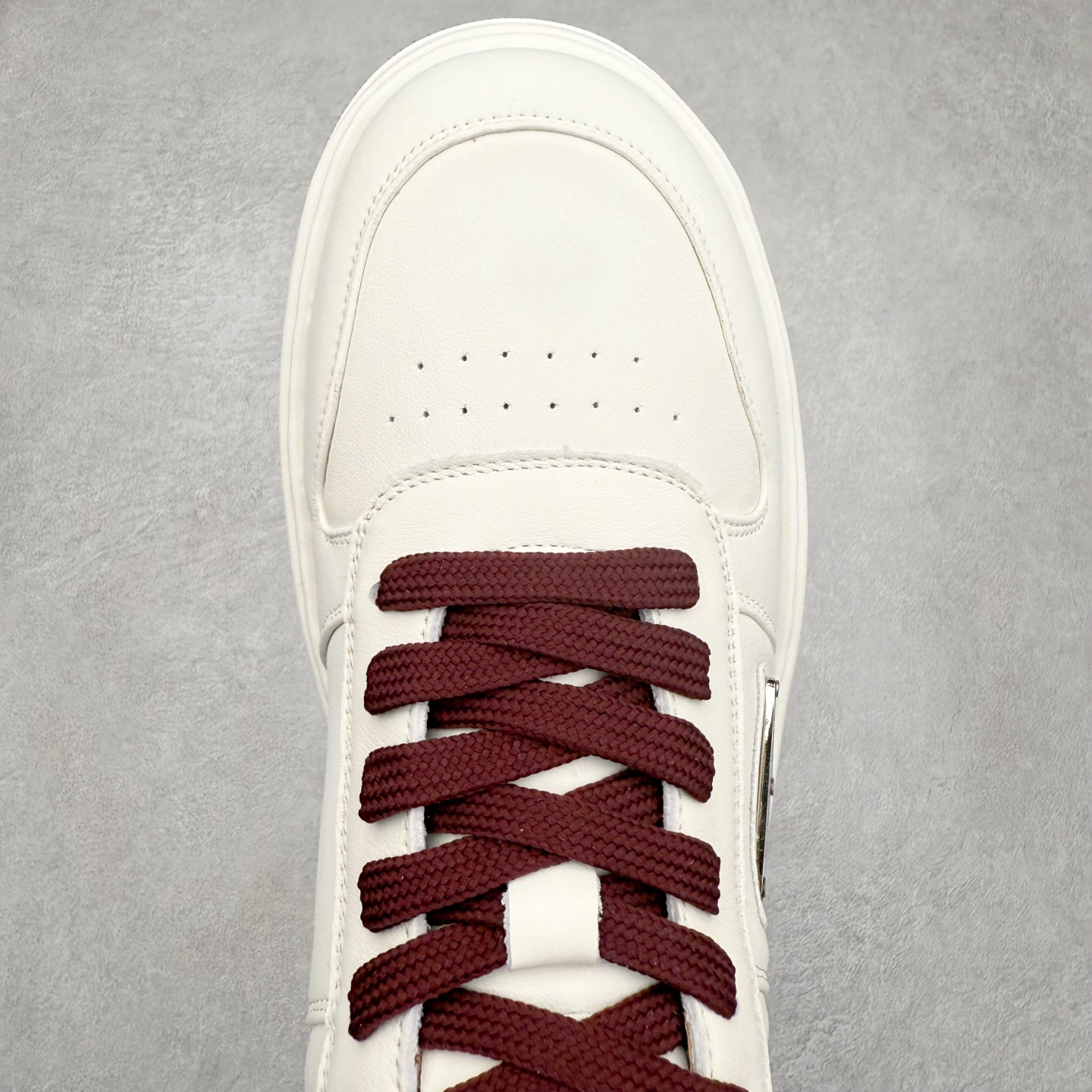 图片[4]-PRADA普拉达小白鞋厚底徽标系带运动休闲男鞋系列 广东大厂品质 专柜同步 大气个性更潮更抢眼更追求档次，它将颠覆旧念，与您共度时尚潮人必备! 面料采用原版进口小牛皮 牛皮内里垫脚 橡胶发泡大底 轻便防滑耐磨 脚感舒适 款式耐看做工精细 配以简洁利落的鞋楦 彰显男人的果敢和硬朗 尺码：39-44（皮鞋码）-选品中心