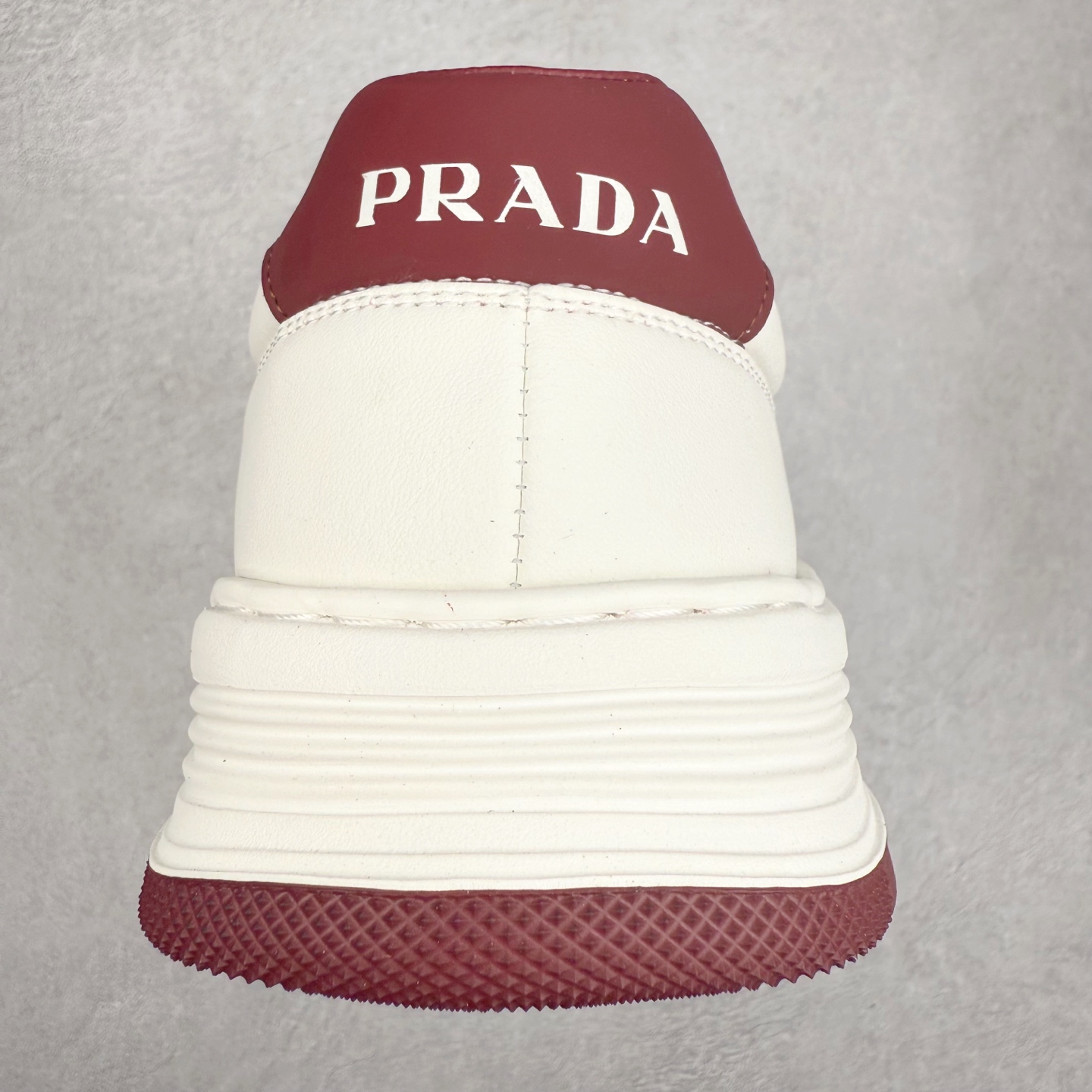 图片[8]-PRADA普拉达小白鞋厚底徽标系带运动休闲男鞋系列 广东大厂品质 专柜同步 大气个性更潮更抢眼更追求档次，它将颠覆旧念，与您共度时尚潮人必备! 面料采用原版进口小牛皮 牛皮内里垫脚 橡胶发泡大底 轻便防滑耐磨 脚感舒适 款式耐看做工精细 配以简洁利落的鞋楦 彰显男人的果敢和硬朗 尺码：39-44（皮鞋码）-选品中心