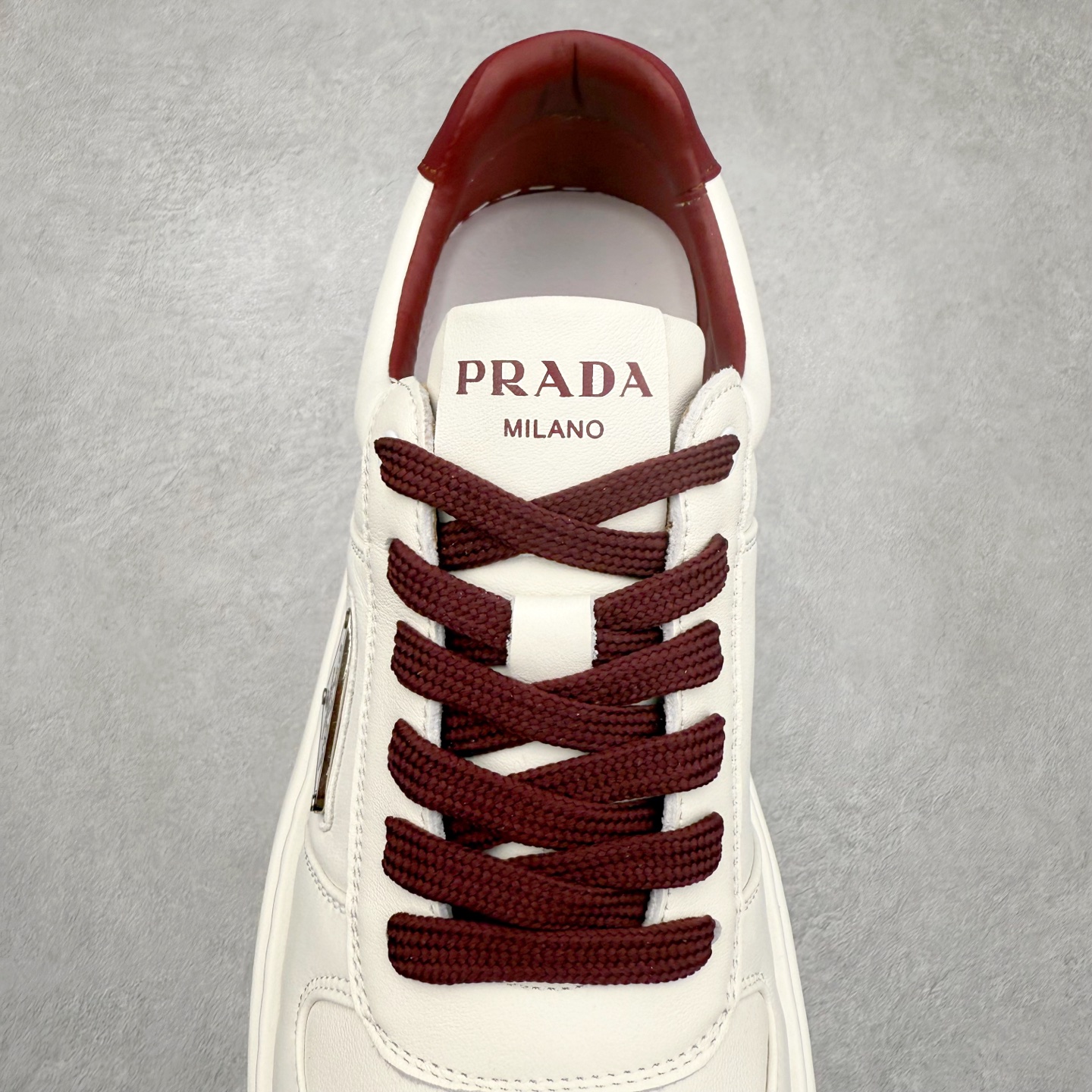 图片[5]-PRADA普拉达小白鞋厚底徽标系带运动休闲男鞋系列 广东大厂品质 专柜同步 大气个性更潮更抢眼更追求档次，它将颠覆旧念，与您共度时尚潮人必备! 面料采用原版进口小牛皮 牛皮内里垫脚 橡胶发泡大底 轻便防滑耐磨 脚感舒适 款式耐看做工精细 配以简洁利落的鞋楦 彰显男人的果敢和硬朗 尺码：39-44（皮鞋码）-选品中心