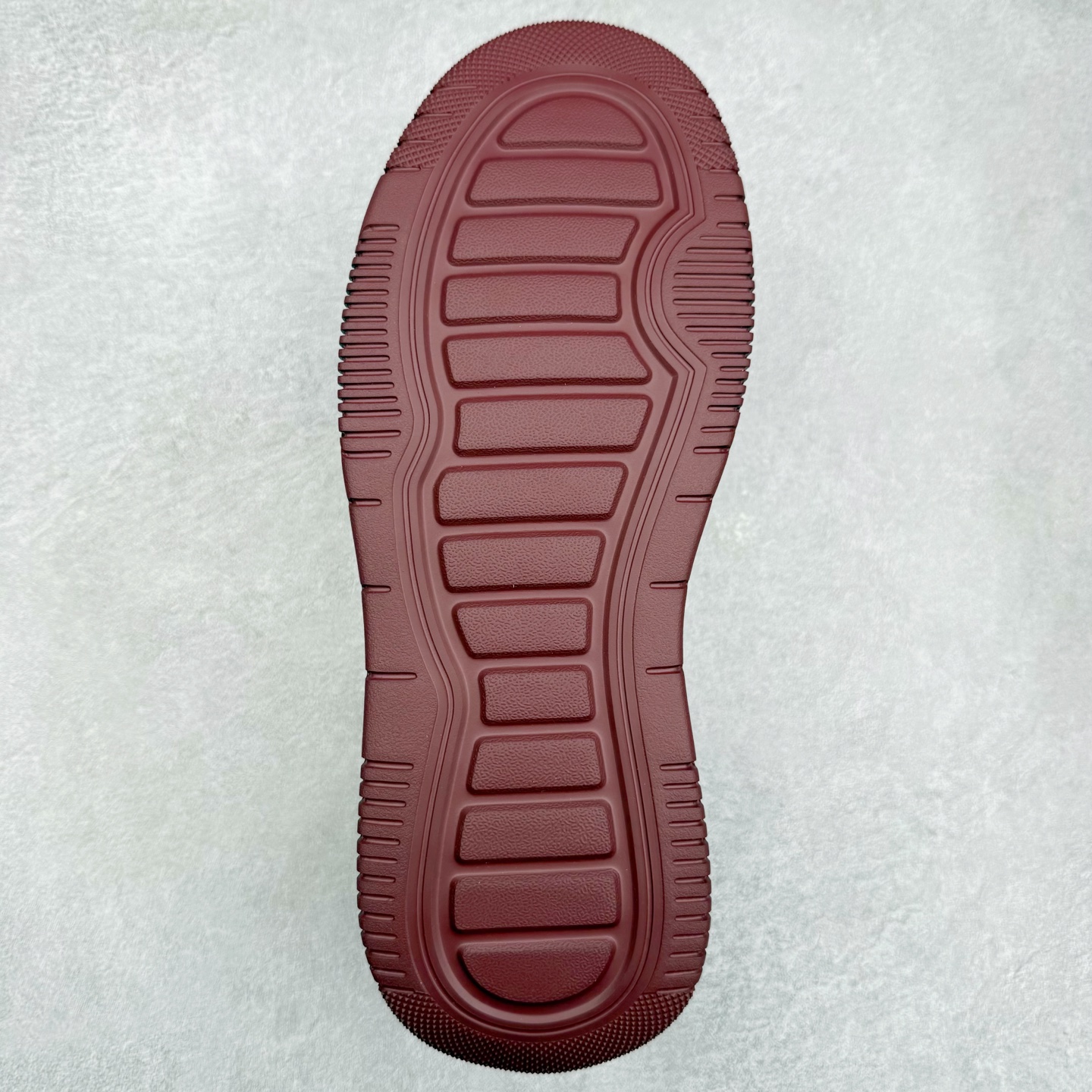 图片[9]-PRADA普拉达小白鞋厚底徽标系带运动休闲男鞋系列 广东大厂品质 专柜同步 大气个性更潮更抢眼更追求档次，它将颠覆旧念，与您共度时尚潮人必备! 面料采用原版进口小牛皮 牛皮内里垫脚 橡胶发泡大底 轻便防滑耐磨 脚感舒适 款式耐看做工精细 配以简洁利落的鞋楦 彰显男人的果敢和硬朗 尺码：39-44（皮鞋码）-选品中心