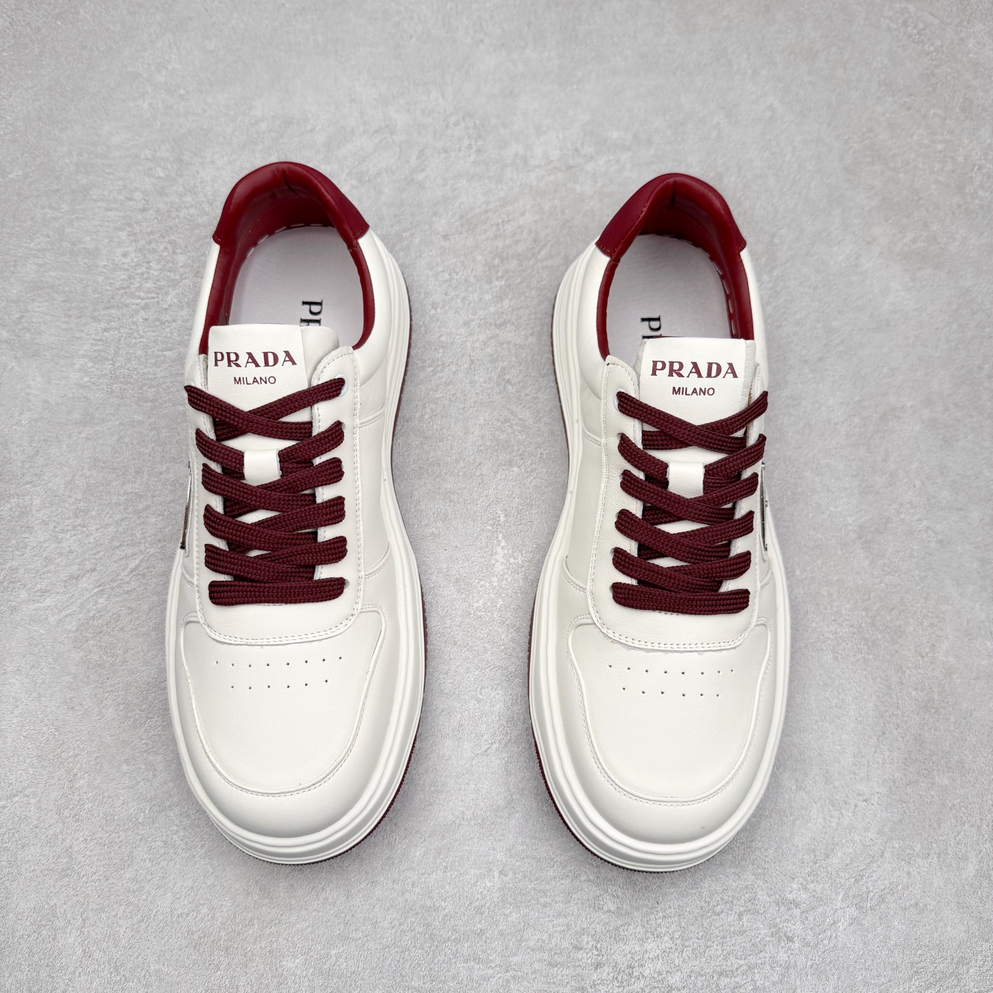 图片[2]-PRADA普拉达小白鞋厚底徽标系带运动休闲男鞋系列 广东大厂品质 专柜同步 大气个性更潮更抢眼更追求档次，它将颠覆旧念，与您共度时尚潮人必备! 面料采用原版进口小牛皮 牛皮内里垫脚 橡胶发泡大底 轻便防滑耐磨 脚感舒适 款式耐看做工精细 配以简洁利落的鞋楦 彰显男人的果敢和硬朗 尺码：39-44（皮鞋码）-选品中心