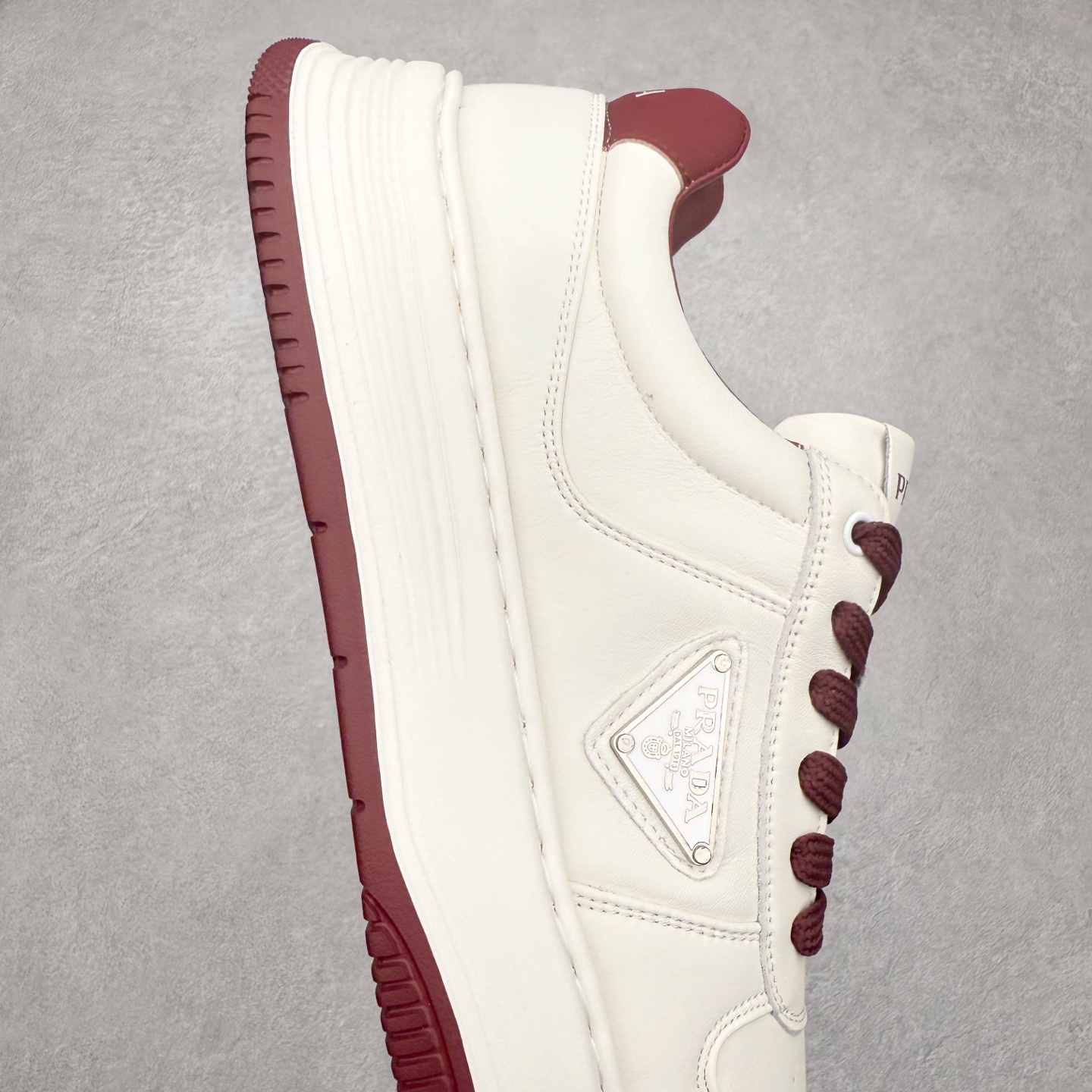 图片[6]-PRADA普拉达小白鞋厚底徽标系带运动休闲男鞋系列 广东大厂品质 专柜同步 大气个性更潮更抢眼更追求档次，它将颠覆旧念，与您共度时尚潮人必备! 面料采用原版进口小牛皮 牛皮内里垫脚 橡胶发泡大底 轻便防滑耐磨 脚感舒适 款式耐看做工精细 配以简洁利落的鞋楦 彰显男人的果敢和硬朗 尺码：39-44（皮鞋码）-选品中心