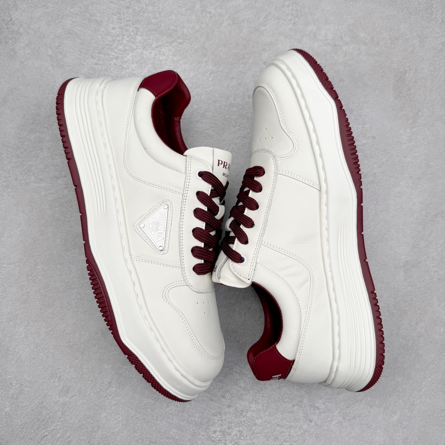 图片[3]-PRADA普拉达小白鞋厚底徽标系带运动休闲男鞋系列 广东大厂品质 专柜同步 大气个性更潮更抢眼更追求档次，它将颠覆旧念，与您共度时尚潮人必备! 面料采用原版进口小牛皮 牛皮内里垫脚 橡胶发泡大底 轻便防滑耐磨 脚感舒适 款式耐看做工精细 配以简洁利落的鞋楦 彰显男人的果敢和硬朗 尺码：39-44（皮鞋码）-选品中心