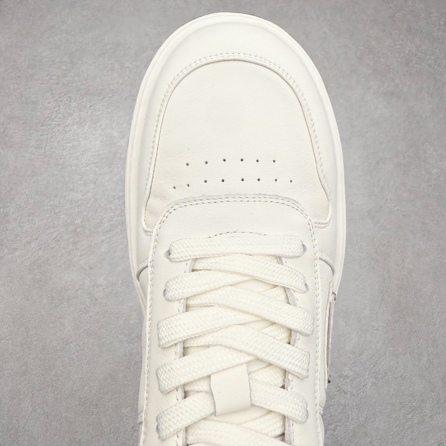 图片[4]-PRADA普拉达小白鞋厚底徽标系带运动休闲男鞋系列 广东大厂品质 专柜同步 大气个性更潮更抢眼更追求档次，它将颠覆旧念，与您共度时尚潮人必备! 面料采用原版进口小牛皮 牛皮内里垫脚 橡胶发泡大底 轻便防滑耐磨 脚感舒适 款式耐看做工精细 配以简洁利落的鞋楦 彰显男人的果敢和硬朗 尺码：39-44（皮鞋码）-选品中心