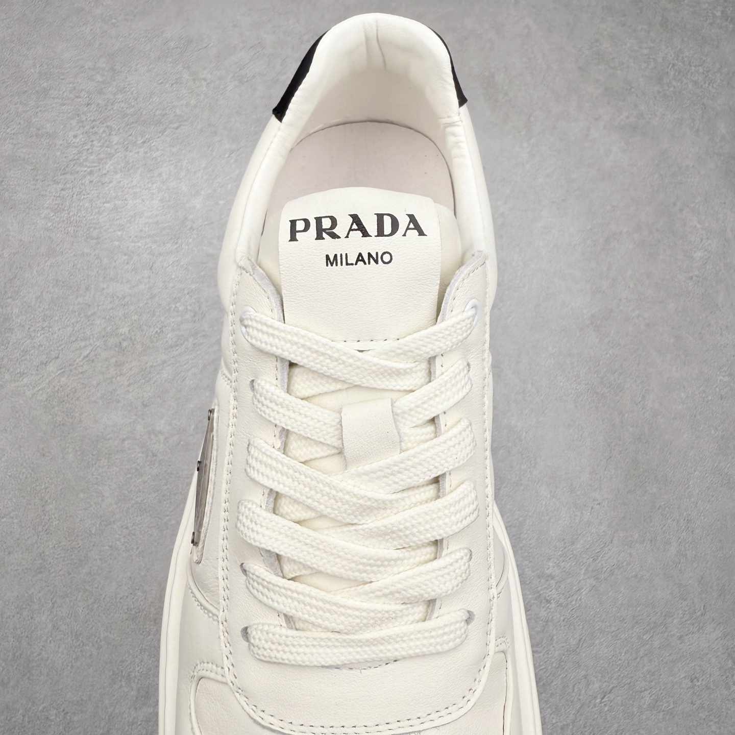 图片[5]-PRADA普拉达小白鞋厚底徽标系带运动休闲男鞋系列 广东大厂品质 专柜同步 大气个性更潮更抢眼更追求档次，它将颠覆旧念，与您共度时尚潮人必备! 面料采用原版进口小牛皮 牛皮内里垫脚 橡胶发泡大底 轻便防滑耐磨 脚感舒适 款式耐看做工精细 配以简洁利落的鞋楦 彰显男人的果敢和硬朗 尺码：39-44（皮鞋码）-选品中心
