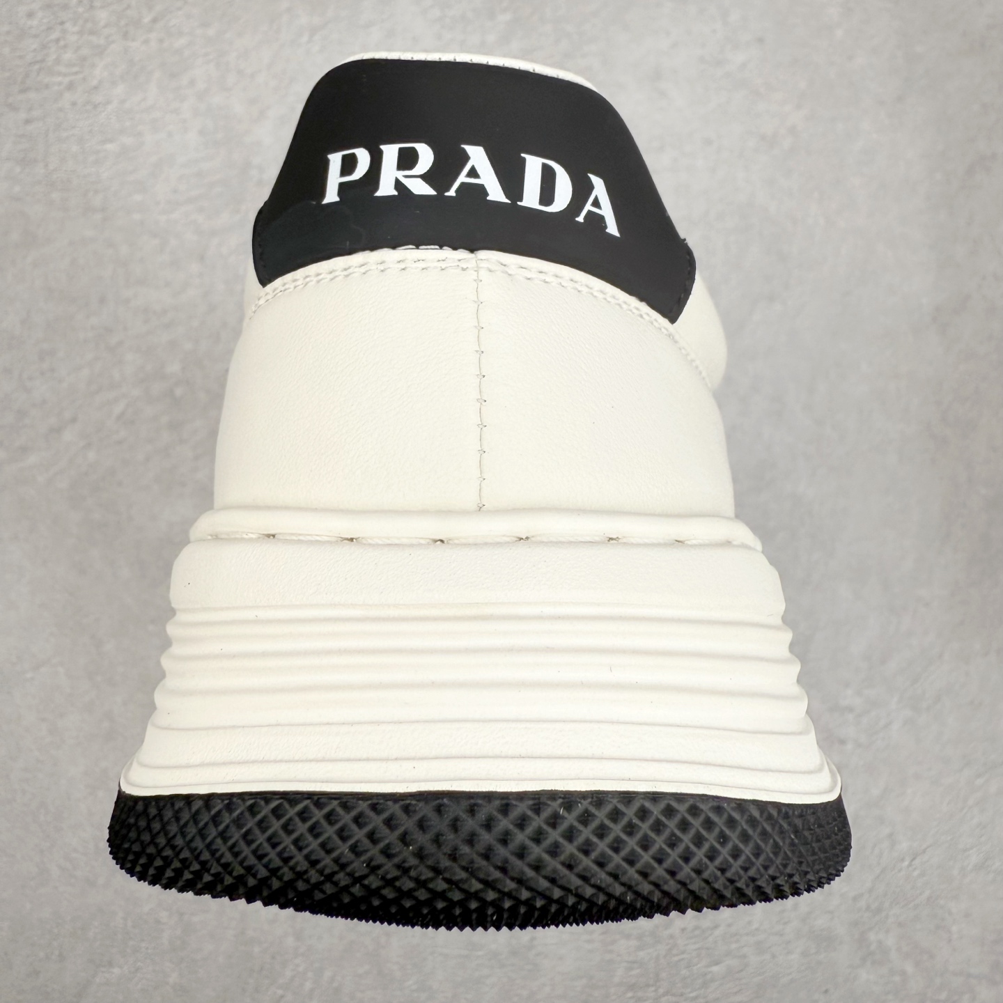 图片[8]-PRADA普拉达小白鞋厚底徽标系带运动休闲男鞋系列 广东大厂品质 专柜同步 大气个性更潮更抢眼更追求档次，它将颠覆旧念，与您共度时尚潮人必备! 面料采用原版进口小牛皮 牛皮内里垫脚 橡胶发泡大底 轻便防滑耐磨 脚感舒适 款式耐看做工精细 配以简洁利落的鞋楦 彰显男人的果敢和硬朗 尺码：39-44（皮鞋码）-选品中心