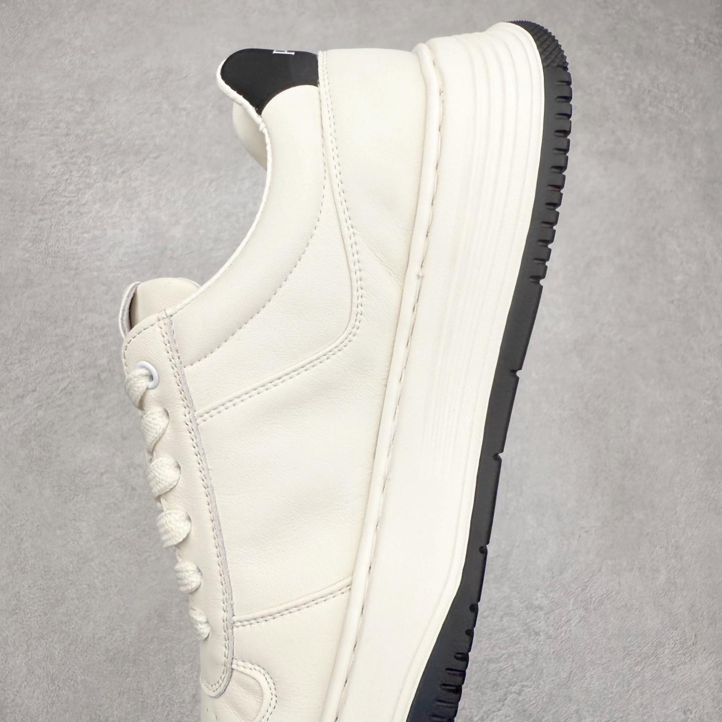 图片[7]-PRADA普拉达小白鞋厚底徽标系带运动休闲男鞋系列 广东大厂品质 专柜同步 大气个性更潮更抢眼更追求档次，它将颠覆旧念，与您共度时尚潮人必备! 面料采用原版进口小牛皮 牛皮内里垫脚 橡胶发泡大底 轻便防滑耐磨 脚感舒适 款式耐看做工精细 配以简洁利落的鞋楦 彰显男人的果敢和硬朗 尺码：39-44（皮鞋码）-选品中心