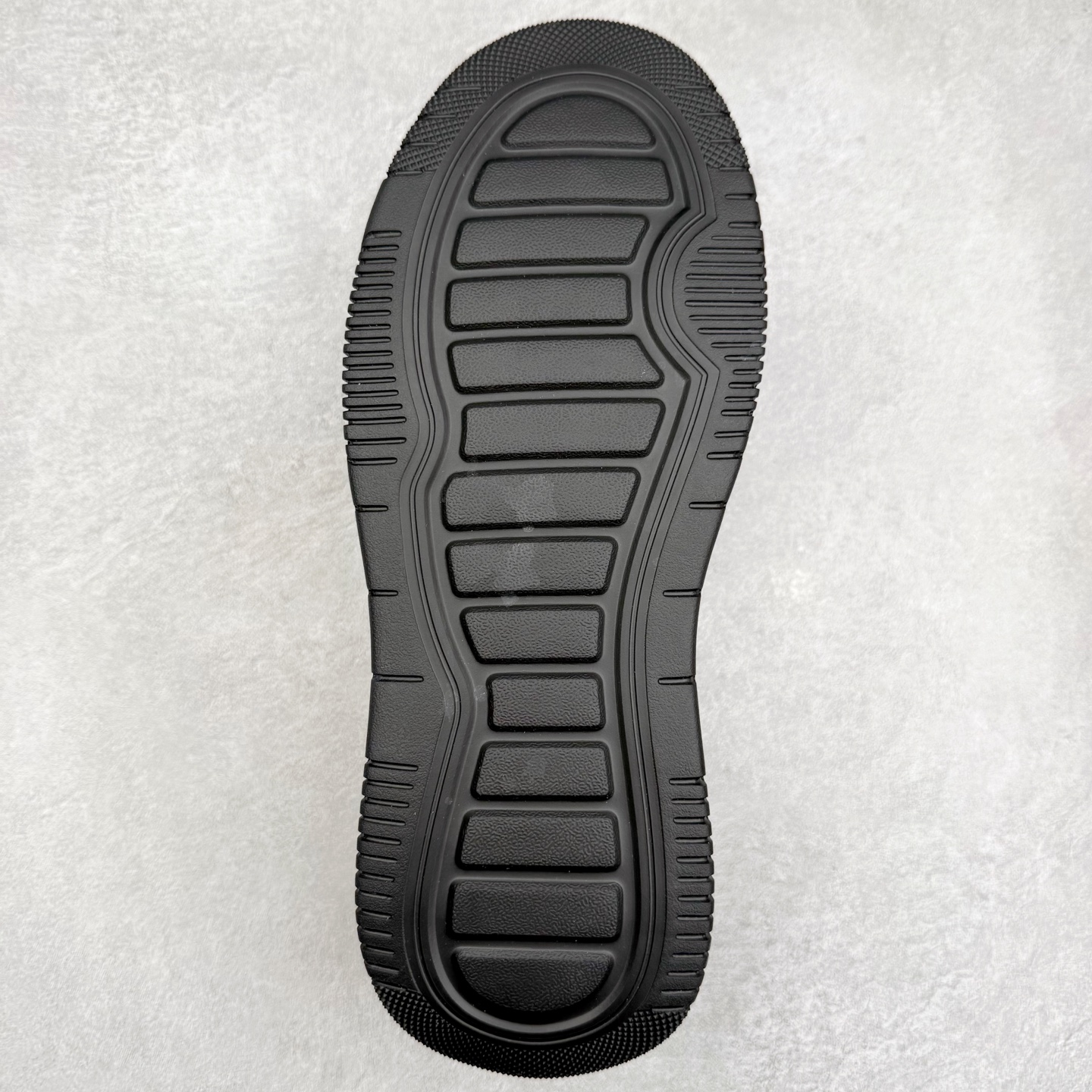 图片[9]-PRADA普拉达小白鞋厚底徽标系带运动休闲男鞋系列 广东大厂品质 专柜同步 大气个性更潮更抢眼更追求档次，它将颠覆旧念，与您共度时尚潮人必备! 面料采用原版进口小牛皮 牛皮内里垫脚 橡胶发泡大底 轻便防滑耐磨 脚感舒适 款式耐看做工精细 配以简洁利落的鞋楦 彰显男人的果敢和硬朗 尺码：39-44（皮鞋码）-选品中心