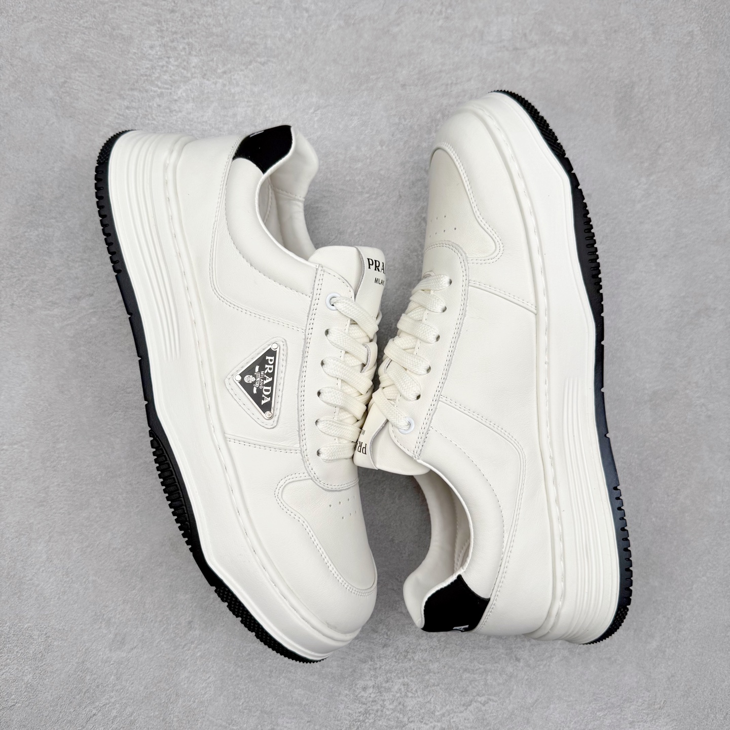 图片[3]-PRADA普拉达小白鞋厚底徽标系带运动休闲男鞋系列 广东大厂品质 专柜同步 大气个性更潮更抢眼更追求档次，它将颠覆旧念，与您共度时尚潮人必备! 面料采用原版进口小牛皮 牛皮内里垫脚 橡胶发泡大底 轻便防滑耐磨 脚感舒适 款式耐看做工精细 配以简洁利落的鞋楦 彰显男人的果敢和硬朗 尺码：39-44（皮鞋码）-选品中心