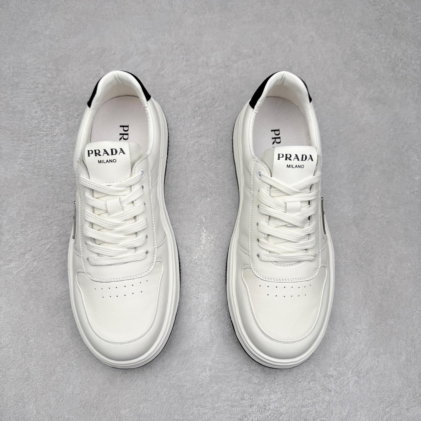 图片[2]-PRADA普拉达小白鞋厚底徽标系带运动休闲男鞋系列 广东大厂品质 专柜同步 大气个性更潮更抢眼更追求档次，它将颠覆旧念，与您共度时尚潮人必备! 面料采用原版进口小牛皮 牛皮内里垫脚 橡胶发泡大底 轻便防滑耐磨 脚感舒适 款式耐看做工精细 配以简洁利落的鞋楦 彰显男人的果敢和硬朗 尺码：39-44（皮鞋码）-选品中心