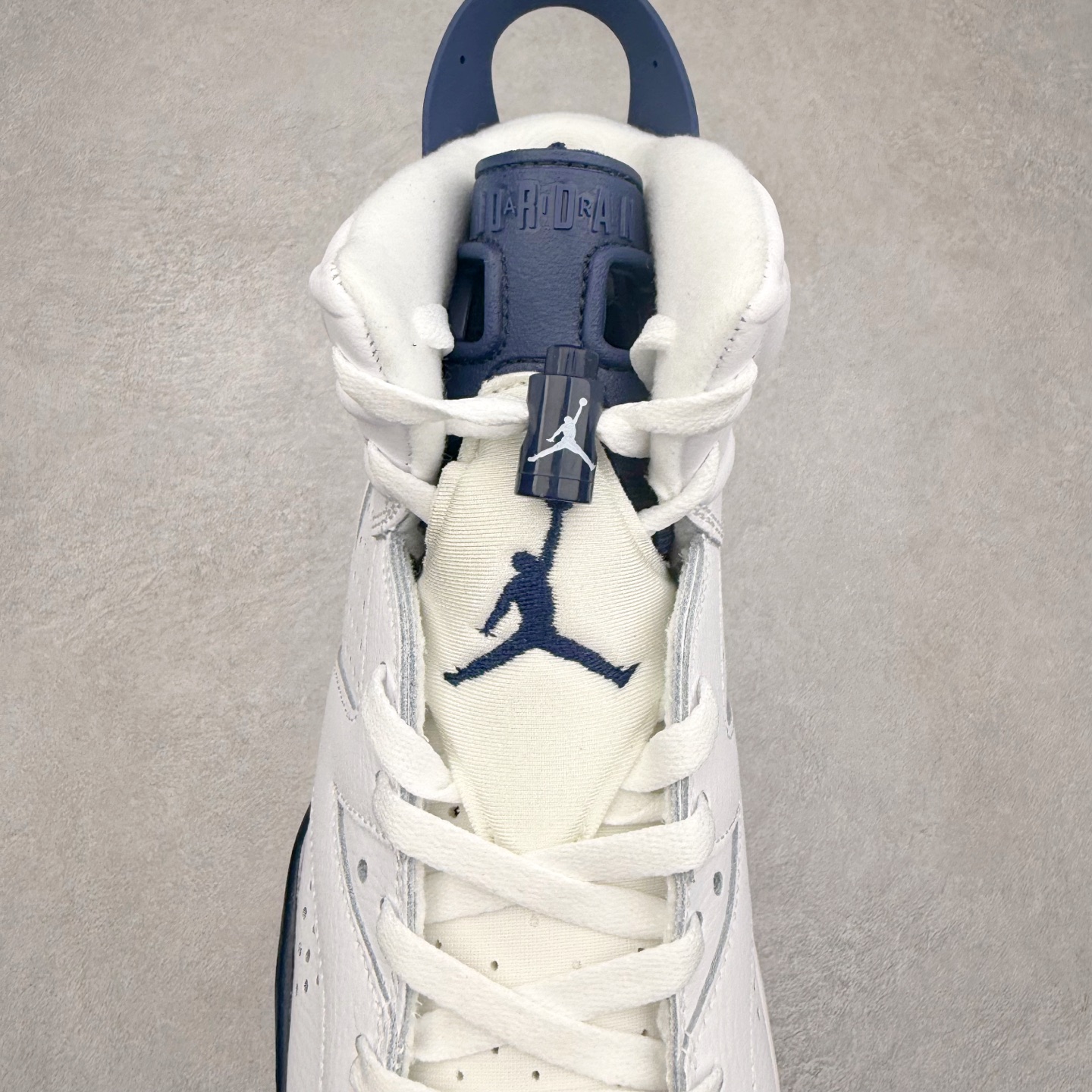 图片[5]-Air Jordan AJ6 Retro 午夜蓝 CT8529-141 市场中端王者 耗时半年巨作 全套原纸板楦头开发 确保原汁原味 完美呈现六代版型 一比一鞋头弧度高度鞋身弧度 此版本只针对中端市场 皮料材质有所更替 其他数据细节工艺流程均保持一致 定制优质皮料 完美鞋型匹配公司货 正确TPU鞋舌锁扣 最新原厂底模 大底卡色咬花完美 鞋柜必备鞋款 终端现货供应 尺码：40 40.5 41 42 42.5 43 44 44.5 45 46 47.5-选品中心