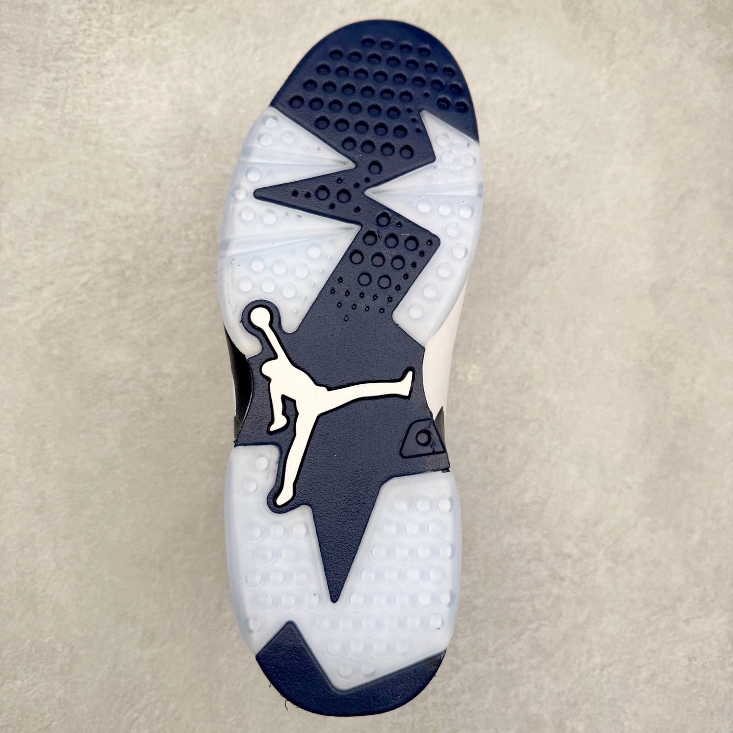 图片[9]-Air Jordan AJ6 Retro 午夜蓝 CT8529-141 市场中端王者 耗时半年巨作 全套原纸板楦头开发 确保原汁原味 完美呈现六代版型 一比一鞋头弧度高度鞋身弧度 此版本只针对中端市场 皮料材质有所更替 其他数据细节工艺流程均保持一致 定制优质皮料 完美鞋型匹配公司货 正确TPU鞋舌锁扣 最新原厂底模 大底卡色咬花完美 鞋柜必备鞋款 终端现货供应 尺码：40 40.5 41 42 42.5 43 44 44.5 45 46 47.5-选品中心