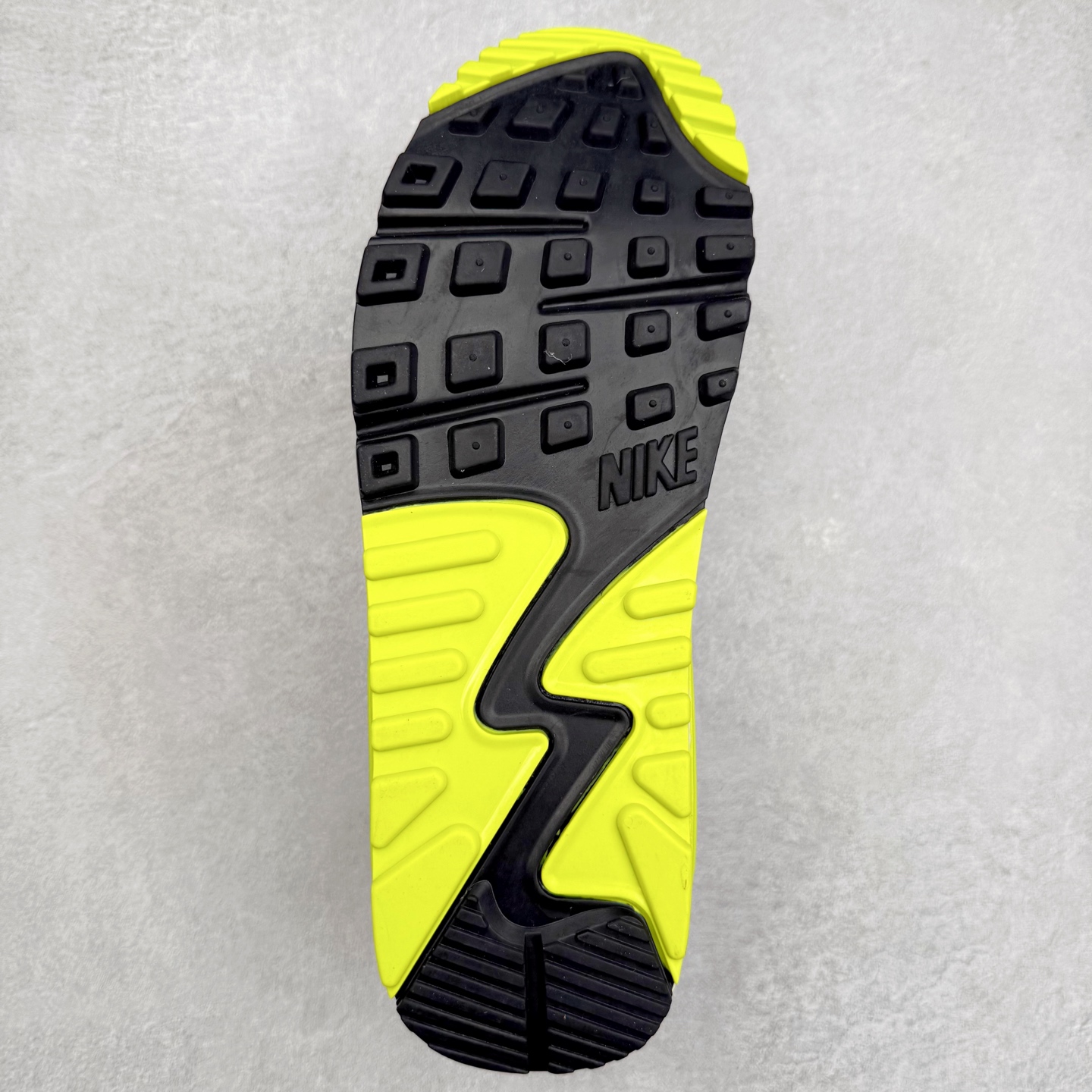 图片[9]-＃MX版 NK Air MAX 90 气垫复古减震跑步鞋 HF8814-002 经典重温 独家陆续补货 外单专供大厂出品 品质稳定 一百余色 终端操作 Air Max 90于1990年推出 来自Air Max系列 在Air Max 1的基础上改进而得 增加了气垫面积 外型上也更为流线 最特別的就是加入了菱纹塑胶嵌板 为Air Max 90增添了许多潮流气息 皮革鞋面 造就出色耐穿性和支撑力 Max Air缓震配置搭配泡棉中底 令Air Max 90轻盈而舒适 华夫格橡胶外底 铸就Air Max 90非凡的抓地力 而Air Max 90不仅是一双跑鞋 它成功跨越了时间的演进 成为了球鞋文化与潮流圈中最熟为人知的鞋款之一 尺码：36 36.5 37.5 38 38.5 39 40 40.5 41 42 42.5 43 44 44.5 45-选品中心