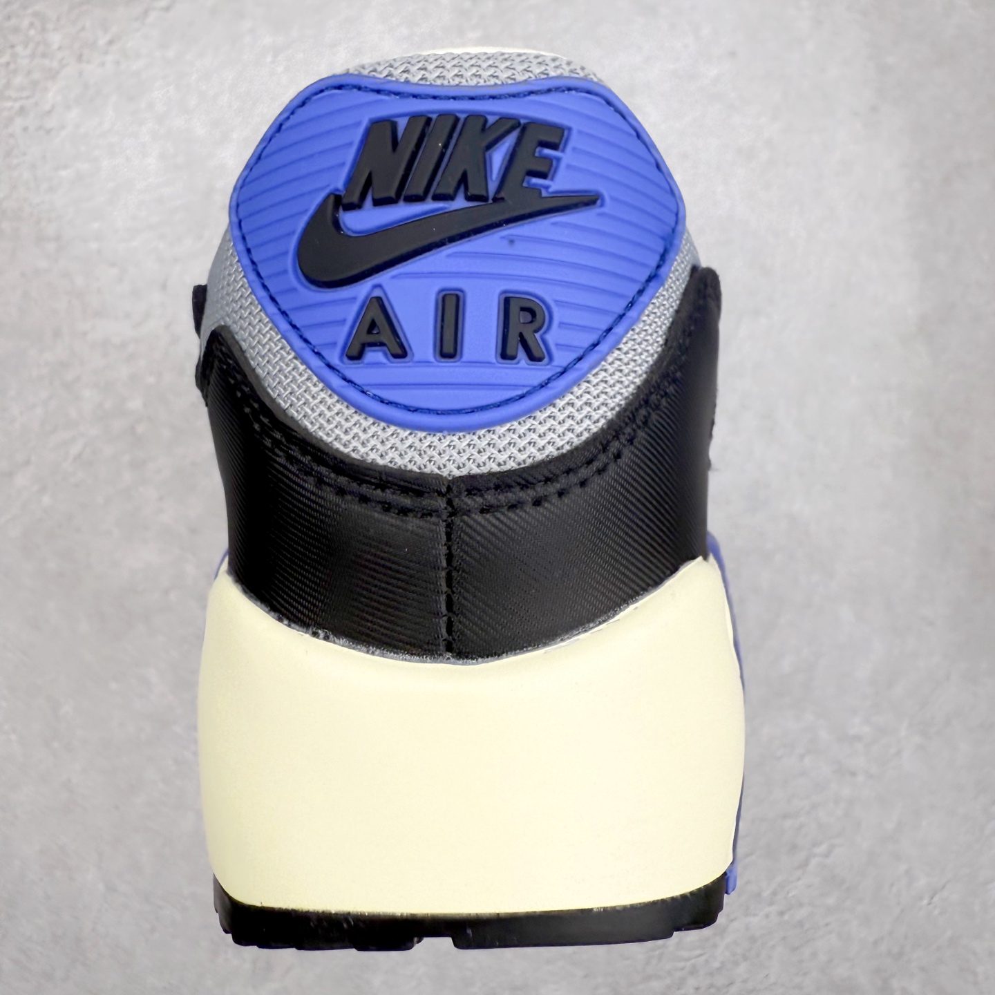 图片[8]-＃MX版 NK Air MAX 90 气垫复古减震跑步鞋 HF8814-001 经典重温 独家陆续补货 外单专供大厂出品 品质稳定 一百余色 终端操作 Air Max 90于1990年推出 来自Air Max系列 在Air Max 1的基础上改进而得 增加了气垫面积 外型上也更为流线 最特別的就是加入了菱纹塑胶嵌板 为Air Max 90增添了许多潮流气息 皮革鞋面 造就出色耐穿性和支撑力 Max Air缓震配置搭配泡棉中底 令Air Max 90轻盈而舒适 华夫格橡胶外底 铸就Air Max 90非凡的抓地力 而Air Max 90不仅是一双跑鞋 它成功跨越了时间的演进 成为了球鞋文化与潮流圈中最熟为人知的鞋款之一 尺码：36 36.5 37.5 38 38.5 39 40 40.5 41 42 42.5 43 44 44.5 45-选品中心