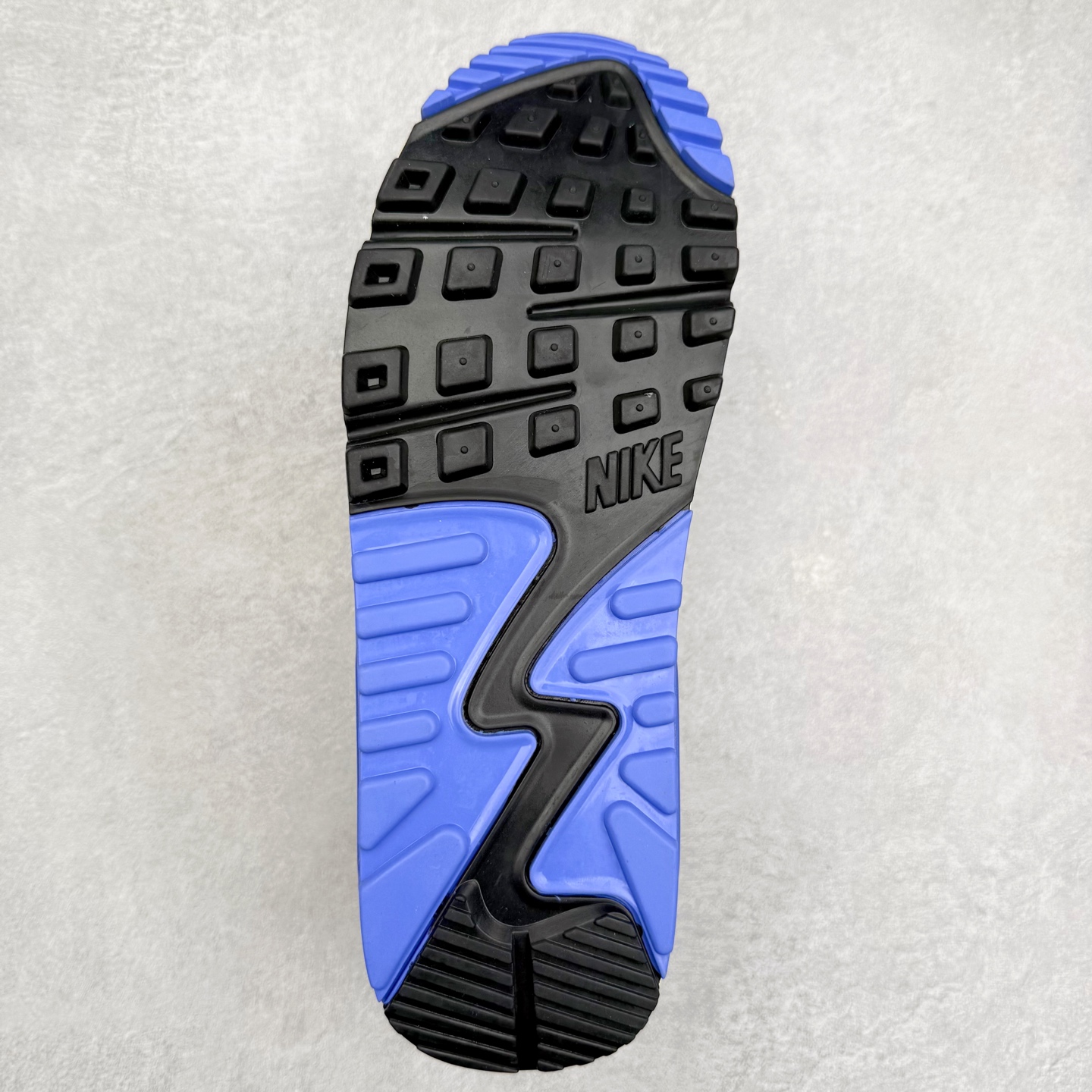 图片[9]-＃MX版 NK Air MAX 90 气垫复古减震跑步鞋 HF8814-001 经典重温 独家陆续补货 外单专供大厂出品 品质稳定 一百余色 终端操作 Air Max 90于1990年推出 来自Air Max系列 在Air Max 1的基础上改进而得 增加了气垫面积 外型上也更为流线 最特別的就是加入了菱纹塑胶嵌板 为Air Max 90增添了许多潮流气息 皮革鞋面 造就出色耐穿性和支撑力 Max Air缓震配置搭配泡棉中底 令Air Max 90轻盈而舒适 华夫格橡胶外底 铸就Air Max 90非凡的抓地力 而Air Max 90不仅是一双跑鞋 它成功跨越了时间的演进 成为了球鞋文化与潮流圈中最熟为人知的鞋款之一 尺码：36 36.5 37.5 38 38.5 39 40 40.5 41 42 42.5 43 44 44.5 45-选品中心