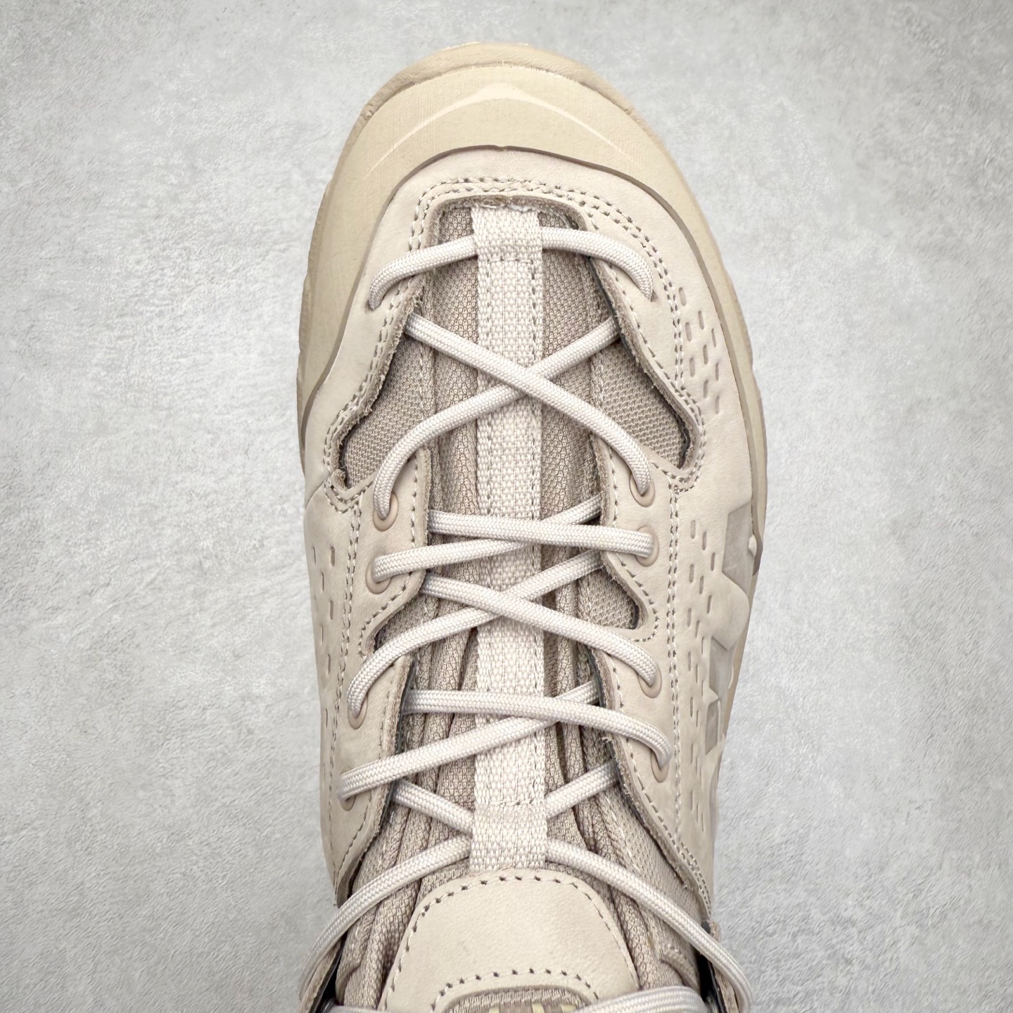 图片[4]-＃纯原 JL-A.L x HOKA ONE ONE Tor Ultra HI 托亚高帮联名款舒适防滑防水高帮户外功能鞋 鞋款利用机能、户外、复古元素将都市型格与户外机能无缝结合 既能自由穿梭于城市的钢筋水泥之间 也能轻松演绎山系潮流搭配 全粒面皮革结合模压鞋口 提升持久耐穿度 直至鞋头的鞋带设计 舒适灵活的调节 搭配鞋头处HOKA ONE ONE飞翼纹饰 营造了个性十足的张扬气场 Tor Ultra 配备 Vibram® 鞋底与 EVA 和RMAT® 中底 给穿著者最佳的抓地力及舒适性 另外中底的金属摇杆可稳定脚部行程 当走过崎岖山路时依然让脚部得到平稳的感觉 而整对鞋以皮革和耐用尼龙布材打造 与坚固的鞋底相结合 可以牢固地支撑脚部和脚踝 另外外层搭载的Event技术 保持鞋履防水以及鞋内透气作用 尺码：36 36.5 37.5 38 38.5 39 40 40.5 41 42 42.5 43 44 44.5 45 46-选品中心