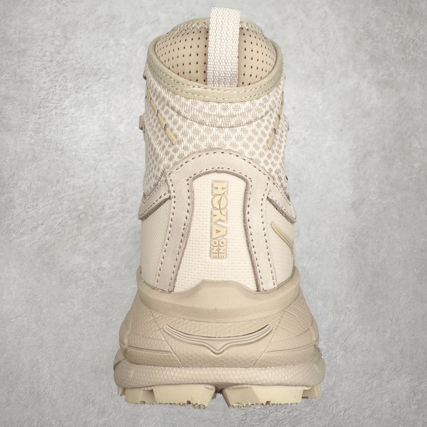 图片[8]-＃纯原 JL-A.L x HOKA ONE ONE Tor Ultra HI 托亚高帮联名款舒适防滑防水高帮户外功能鞋 鞋款利用机能、户外、复古元素将都市型格与户外机能无缝结合 既能自由穿梭于城市的钢筋水泥之间 也能轻松演绎山系潮流搭配 全粒面皮革结合模压鞋口 提升持久耐穿度 直至鞋头的鞋带设计 舒适灵活的调节 搭配鞋头处HOKA ONE ONE飞翼纹饰 营造了个性十足的张扬气场 Tor Ultra 配备 Vibram® 鞋底与 EVA 和RMAT® 中底 给穿著者最佳的抓地力及舒适性 另外中底的金属摇杆可稳定脚部行程 当走过崎岖山路时依然让脚部得到平稳的感觉 而整对鞋以皮革和耐用尼龙布材打造 与坚固的鞋底相结合 可以牢固地支撑脚部和脚踝 另外外层搭载的Event技术 保持鞋履防水以及鞋内透气作用 尺码：36 36.5 37.5 38 38.5 39 40 40.5 41 42 42.5 43 44 44.5 45 46-选品中心