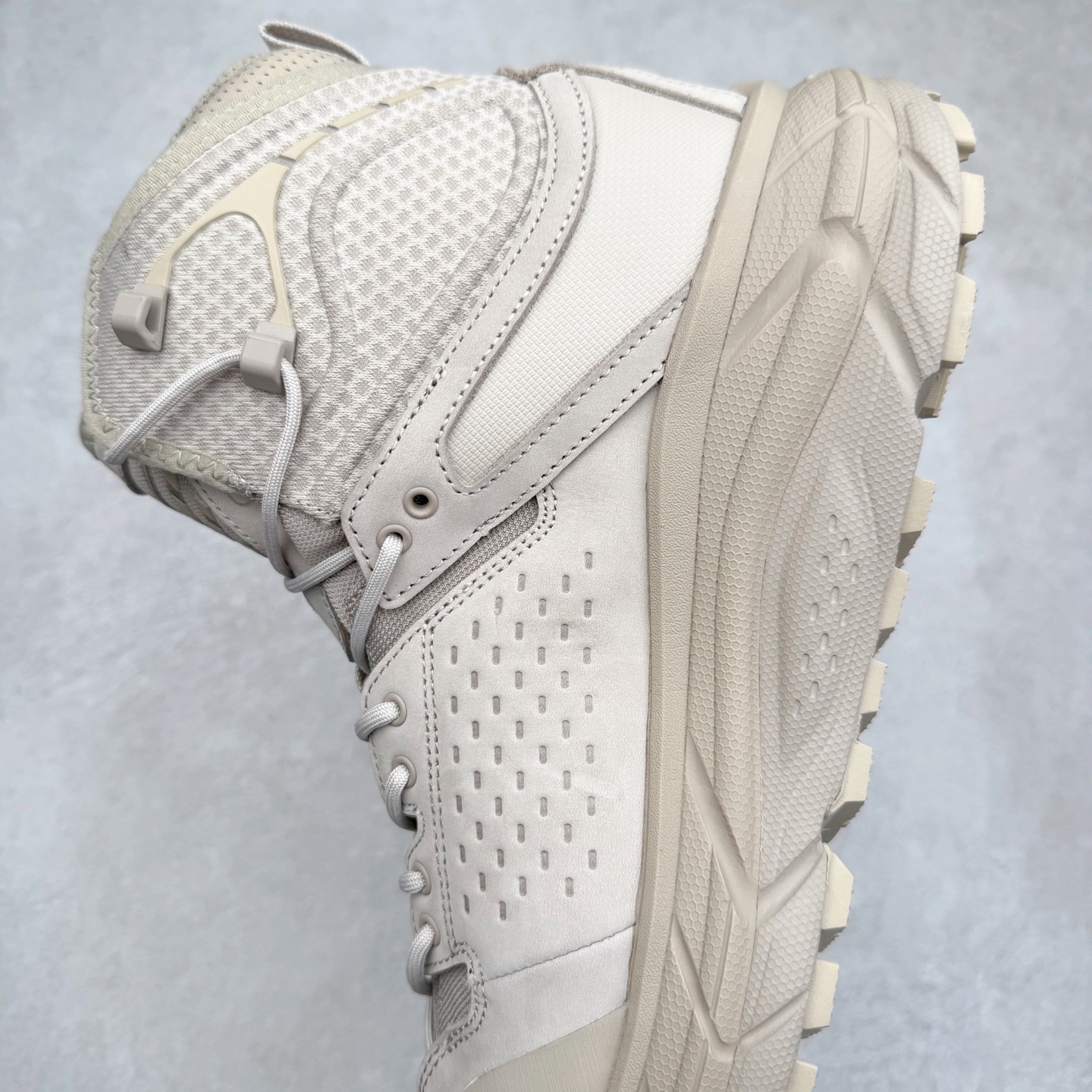 图片[7]-＃纯原 JL-A.L x HOKA ONE ONE Tor Ultra HI 托亚高帮联名款舒适防滑防水高帮户外功能鞋 鞋款利用机能、户外、复古元素将都市型格与户外机能无缝结合 既能自由穿梭于城市的钢筋水泥之间 也能轻松演绎山系潮流搭配 全粒面皮革结合模压鞋口 提升持久耐穿度 直至鞋头的鞋带设计 舒适灵活的调节 搭配鞋头处HOKA ONE ONE飞翼纹饰 营造了个性十足的张扬气场 Tor Ultra 配备 Vibram® 鞋底与 EVA 和RMAT® 中底 给穿著者最佳的抓地力及舒适性 另外中底的金属摇杆可稳定脚部行程 当走过崎岖山路时依然让脚部得到平稳的感觉 而整对鞋以皮革和耐用尼龙布材打造 与坚固的鞋底相结合 可以牢固地支撑脚部和脚踝 另外外层搭载的Event技术 保持鞋履防水以及鞋内透气作用 尺码：36 36.5 37.5 38 38.5 39 40 40.5 41 42 42.5 43 44 44.5 45 46-选品中心