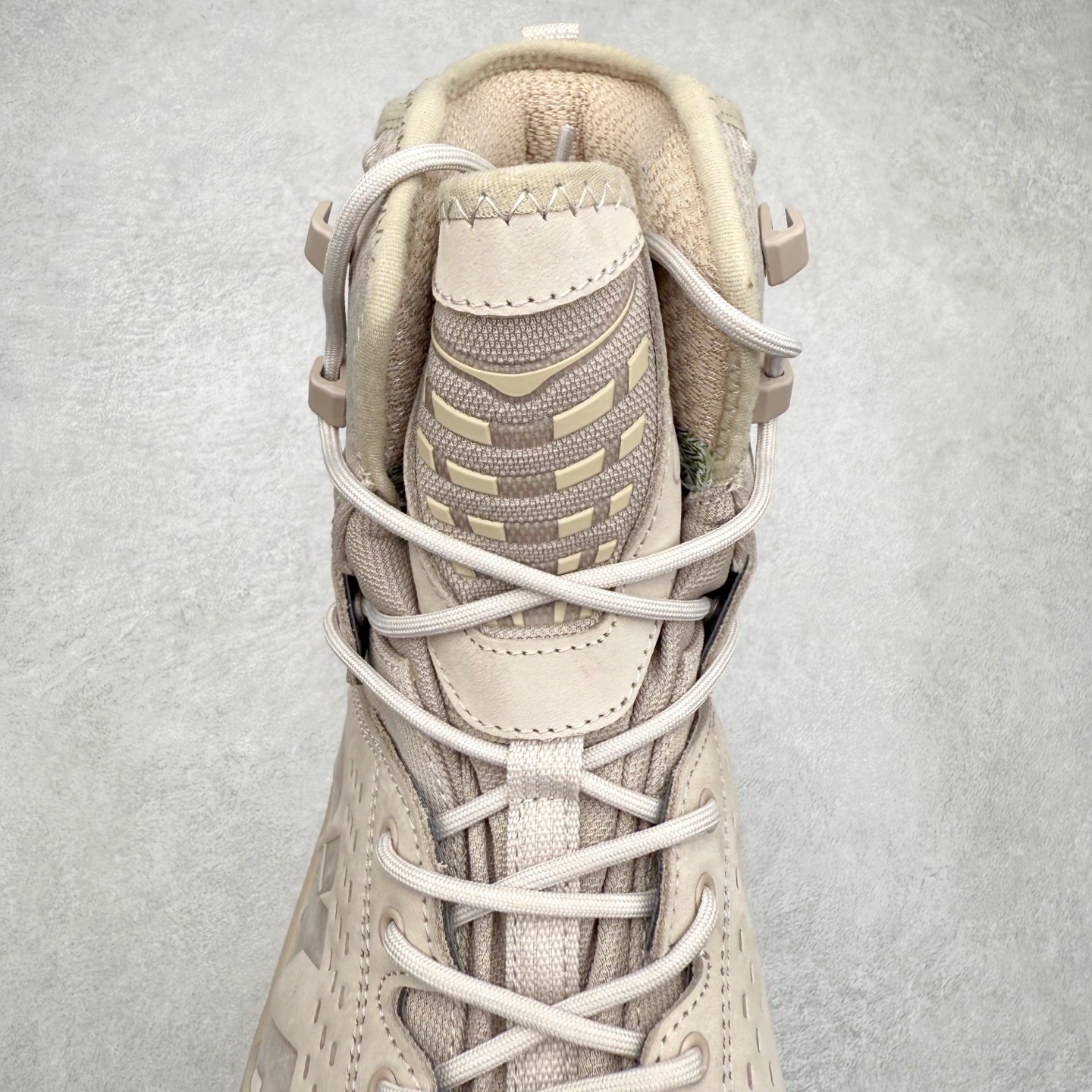 图片[5]-＃纯原 JL-A.L x HOKA ONE ONE Tor Ultra HI 托亚高帮联名款舒适防滑防水高帮户外功能鞋 鞋款利用机能、户外、复古元素将都市型格与户外机能无缝结合 既能自由穿梭于城市的钢筋水泥之间 也能轻松演绎山系潮流搭配 全粒面皮革结合模压鞋口 提升持久耐穿度 直至鞋头的鞋带设计 舒适灵活的调节 搭配鞋头处HOKA ONE ONE飞翼纹饰 营造了个性十足的张扬气场 Tor Ultra 配备 Vibram® 鞋底与 EVA 和RMAT® 中底 给穿著者最佳的抓地力及舒适性 另外中底的金属摇杆可稳定脚部行程 当走过崎岖山路时依然让脚部得到平稳的感觉 而整对鞋以皮革和耐用尼龙布材打造 与坚固的鞋底相结合 可以牢固地支撑脚部和脚踝 另外外层搭载的Event技术 保持鞋履防水以及鞋内透气作用 尺码：36 36.5 37.5 38 38.5 39 40 40.5 41 42 42.5 43 44 44.5 45 46-选品中心