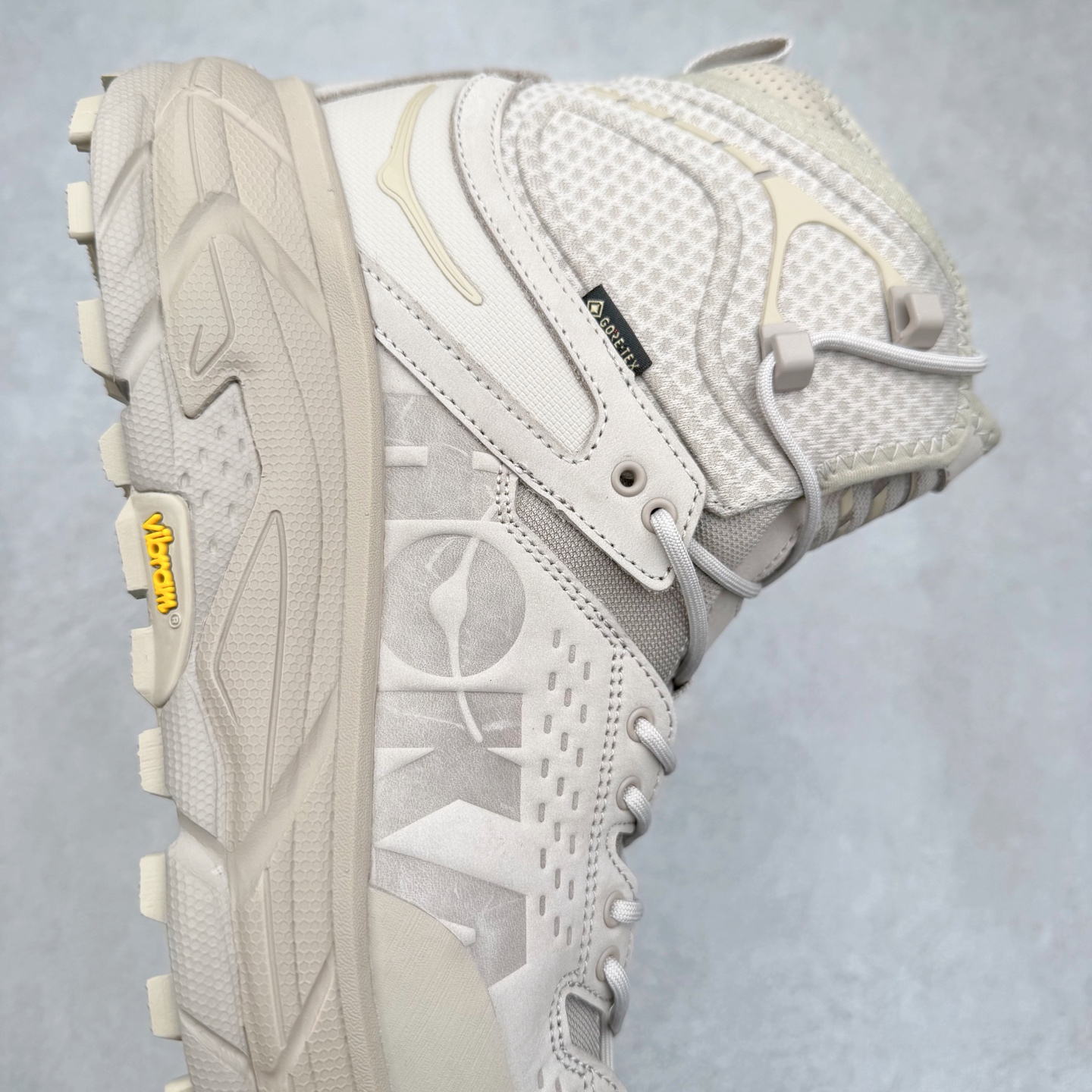 图片[6]-＃纯原 JL-A.L x HOKA ONE ONE Tor Ultra HI 托亚高帮联名款舒适防滑防水高帮户外功能鞋 鞋款利用机能、户外、复古元素将都市型格与户外机能无缝结合 既能自由穿梭于城市的钢筋水泥之间 也能轻松演绎山系潮流搭配 全粒面皮革结合模压鞋口 提升持久耐穿度 直至鞋头的鞋带设计 舒适灵活的调节 搭配鞋头处HOKA ONE ONE飞翼纹饰 营造了个性十足的张扬气场 Tor Ultra 配备 Vibram® 鞋底与 EVA 和RMAT® 中底 给穿著者最佳的抓地力及舒适性 另外中底的金属摇杆可稳定脚部行程 当走过崎岖山路时依然让脚部得到平稳的感觉 而整对鞋以皮革和耐用尼龙布材打造 与坚固的鞋底相结合 可以牢固地支撑脚部和脚踝 另外外层搭载的Event技术 保持鞋履防水以及鞋内透气作用 尺码：36 36.5 37.5 38 38.5 39 40 40.5 41 42 42.5 43 44 44.5 45 46-选品中心