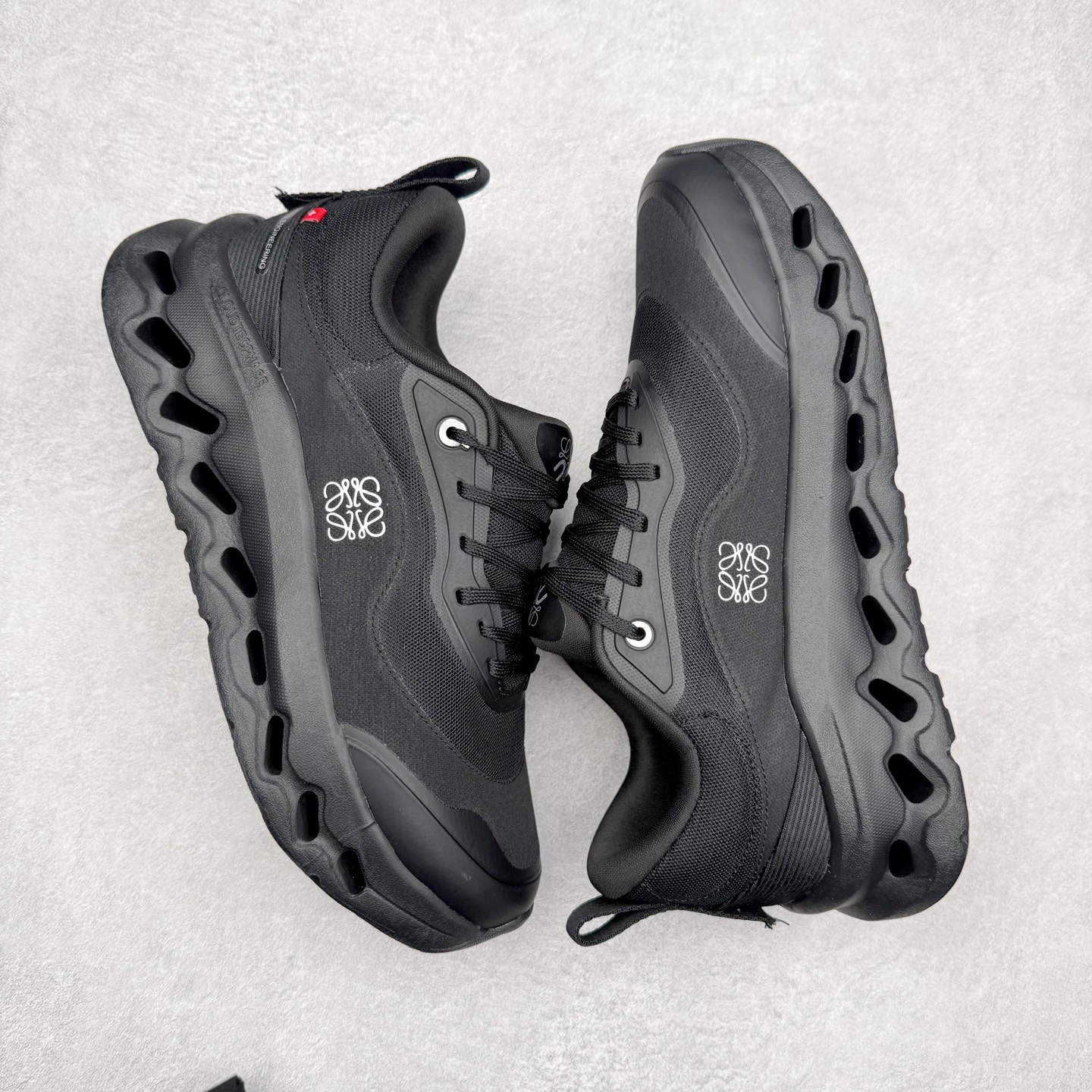 图片[3]-LOEWE x On Cloudtilt 2.0 昂跑罗意威联名 圆头系带生活休闲鞋 此运动品牌 开创于2010年 缓震着陆、强效回弹、轻柔质感的设计构思始终是ON研制关键 与此同时基于“为全球提供革新性的跑步感受”信念 陆续推出了多款跑鞋及其以专业运动人体跑步工程学为设计关键的功能性跑步服饰设备 让跑者不费力气地畅快畅跑 尺码：36 36.5 37.5 38 38.5 39 40 40.5 41 42 42.5 43 44 44.5 45-选品中心