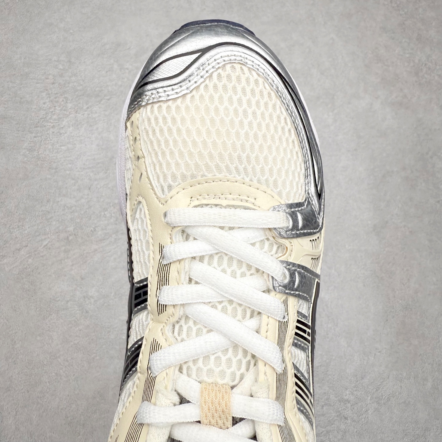 图片[4]-＃特价福利 ASICS GEL-KAYANO 14 亚瑟士K14系列户外复古潮流百搭织物合成革缓震休闲跑步鞋 原装纸板楦头开发 独家私模五层组合大底 原厂定制缓震硅胶加持 原盒原配 官方四联吊牌 原装Ortholite轻量化鞋垫 设计师 Hidenori Yamashita 以「Flash」一词为灵感 创造出未来感金属色鞋面 改造升级内在性能 由内而外全面革新 为 GEL-KAYANO 家族传承及经典跑鞋文化的延续 创下里程碑式作品 K14跑鞋重新诠释了复古的跑步形状 并以其 2000 年代后期的美学理念重新铺装 银色与蓝色的鞋面极为高档 网面铺陈与鞋面、鞋头多处细节位增添了透气性 鞋后跟部中底上以及多密度耐磨鞋底增加了 GEL 缓震胶 提供高抗冲击性、缓冲性、可保护脚部免受地面冲击的影响 穿着舒适性十足 尺码：35.5 36 37 37.5 38 39 39.5 40.5 41.5 42 42.5 43.5 44 45-选品中心