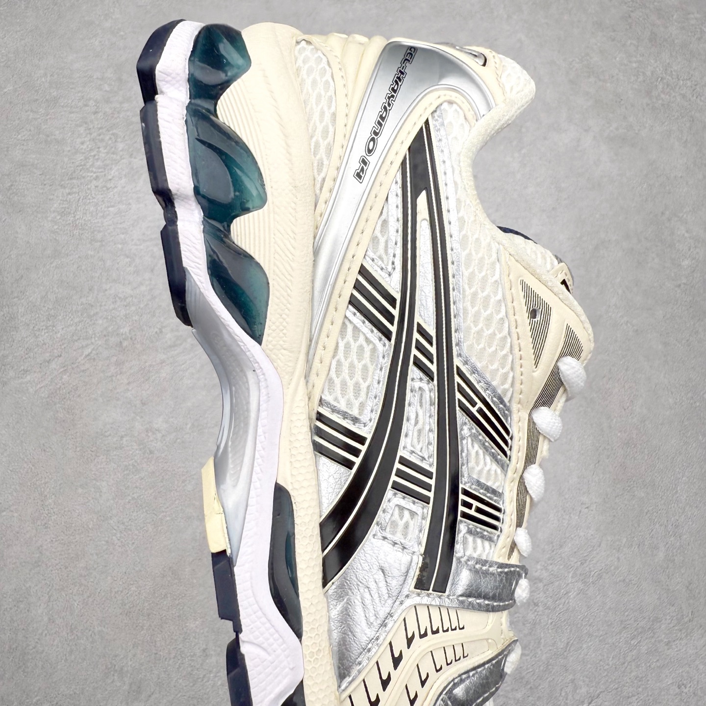 图片[6]-＃特价福利 ASICS GEL-KAYANO 14 亚瑟士K14系列户外复古潮流百搭织物合成革缓震休闲跑步鞋 原装纸板楦头开发 独家私模五层组合大底 原厂定制缓震硅胶加持 原盒原配 官方四联吊牌 原装Ortholite轻量化鞋垫 设计师 Hidenori Yamashita 以「Flash」一词为灵感 创造出未来感金属色鞋面 改造升级内在性能 由内而外全面革新 为 GEL-KAYANO 家族传承及经典跑鞋文化的延续 创下里程碑式作品 K14跑鞋重新诠释了复古的跑步形状 并以其 2000 年代后期的美学理念重新铺装 银色与蓝色的鞋面极为高档 网面铺陈与鞋面、鞋头多处细节位增添了透气性 鞋后跟部中底上以及多密度耐磨鞋底增加了 GEL 缓震胶 提供高抗冲击性、缓冲性、可保护脚部免受地面冲击的影响 穿着舒适性十足 尺码：35.5 36 37 37.5 38 39 39.5 40.5 41.5 42 42.5 43.5 44 45-选品中心