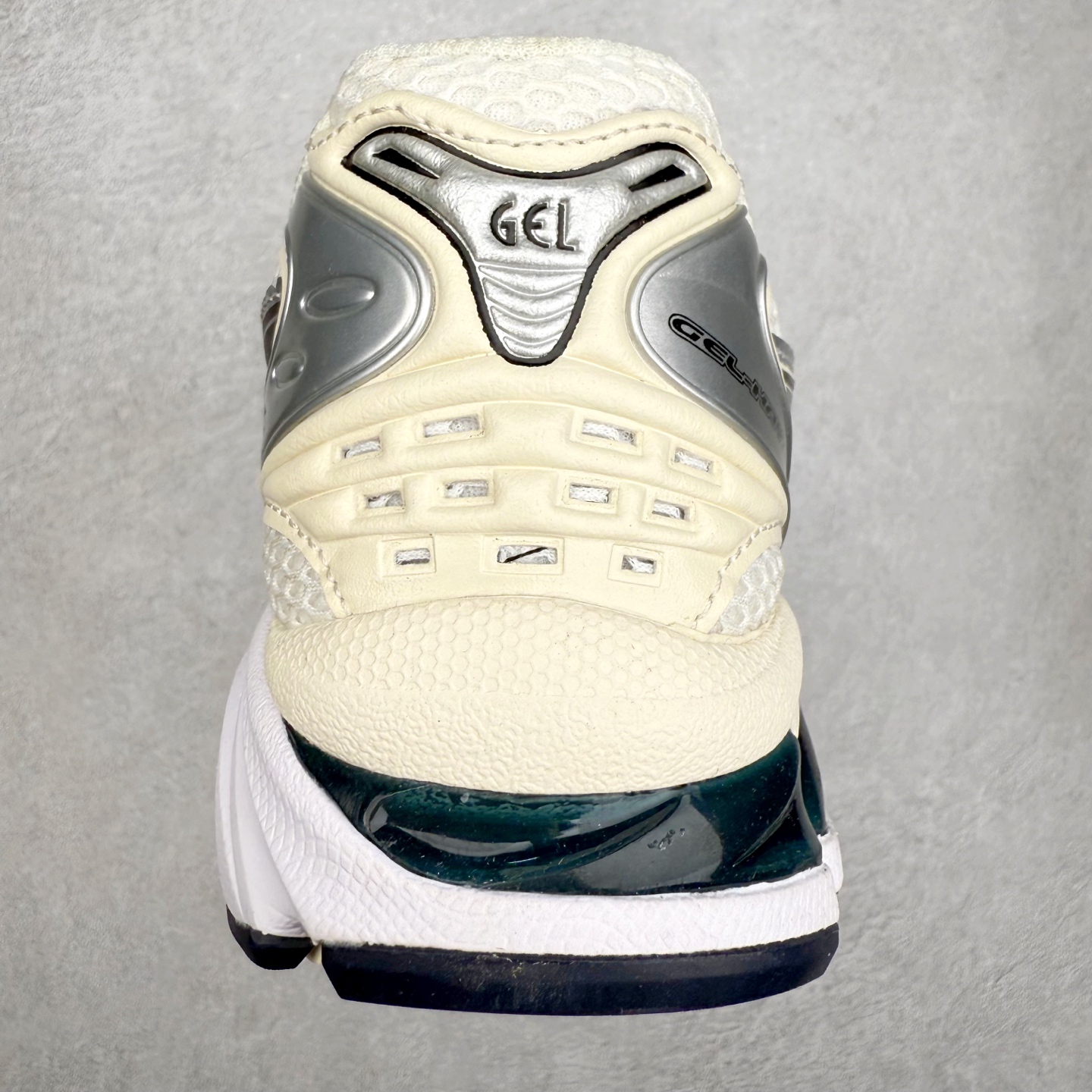 图片[8]-＃特价福利 ASICS GEL-KAYANO 14 亚瑟士K14系列户外复古潮流百搭织物合成革缓震休闲跑步鞋 原装纸板楦头开发 独家私模五层组合大底 原厂定制缓震硅胶加持 原盒原配 官方四联吊牌 原装Ortholite轻量化鞋垫 设计师 Hidenori Yamashita 以「Flash」一词为灵感 创造出未来感金属色鞋面 改造升级内在性能 由内而外全面革新 为 GEL-KAYANO 家族传承及经典跑鞋文化的延续 创下里程碑式作品 K14跑鞋重新诠释了复古的跑步形状 并以其 2000 年代后期的美学理念重新铺装 银色与蓝色的鞋面极为高档 网面铺陈与鞋面、鞋头多处细节位增添了透气性 鞋后跟部中底上以及多密度耐磨鞋底增加了 GEL 缓震胶 提供高抗冲击性、缓冲性、可保护脚部免受地面冲击的影响 穿着舒适性十足 尺码：35.5 36 37 37.5 38 39 39.5 40.5 41.5 42 42.5 43.5 44 45-选品中心