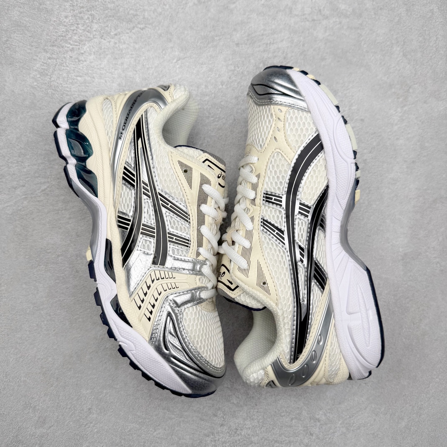 图片[3]-＃特价福利 ASICS GEL-KAYANO 14 亚瑟士K14系列户外复古潮流百搭织物合成革缓震休闲跑步鞋 原装纸板楦头开发 独家私模五层组合大底 原厂定制缓震硅胶加持 原盒原配 官方四联吊牌 原装Ortholite轻量化鞋垫 设计师 Hidenori Yamashita 以「Flash」一词为灵感 创造出未来感金属色鞋面 改造升级内在性能 由内而外全面革新 为 GEL-KAYANO 家族传承及经典跑鞋文化的延续 创下里程碑式作品 K14跑鞋重新诠释了复古的跑步形状 并以其 2000 年代后期的美学理念重新铺装 银色与蓝色的鞋面极为高档 网面铺陈与鞋面、鞋头多处细节位增添了透气性 鞋后跟部中底上以及多密度耐磨鞋底增加了 GEL 缓震胶 提供高抗冲击性、缓冲性、可保护脚部免受地面冲击的影响 穿着舒适性十足 尺码：35.5 36 37 37.5 38 39 39.5 40.5 41.5 42 42.5 43.5 44 45-选品中心