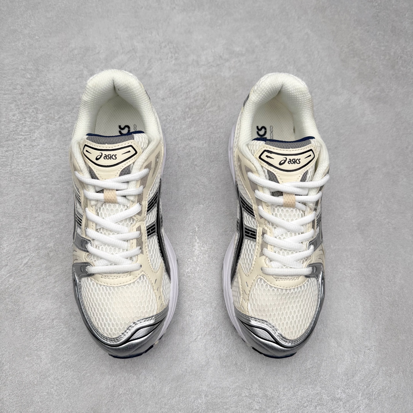 图片[2]-＃特价福利 ASICS GEL-KAYANO 14 亚瑟士K14系列户外复古潮流百搭织物合成革缓震休闲跑步鞋 原装纸板楦头开发 独家私模五层组合大底 原厂定制缓震硅胶加持 原盒原配 官方四联吊牌 原装Ortholite轻量化鞋垫 设计师 Hidenori Yamashita 以「Flash」一词为灵感 创造出未来感金属色鞋面 改造升级内在性能 由内而外全面革新 为 GEL-KAYANO 家族传承及经典跑鞋文化的延续 创下里程碑式作品 K14跑鞋重新诠释了复古的跑步形状 并以其 2000 年代后期的美学理念重新铺装 银色与蓝色的鞋面极为高档 网面铺陈与鞋面、鞋头多处细节位增添了透气性 鞋后跟部中底上以及多密度耐磨鞋底增加了 GEL 缓震胶 提供高抗冲击性、缓冲性、可保护脚部免受地面冲击的影响 穿着舒适性十足 尺码：35.5 36 37 37.5 38 39 39.5 40.5 41.5 42 42.5 43.5 44 45-选品中心