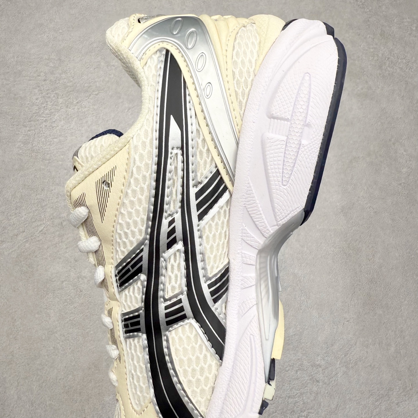 图片[7]-＃特价福利 ASICS GEL-KAYANO 14 亚瑟士K14系列户外复古潮流百搭织物合成革缓震休闲跑步鞋 原装纸板楦头开发 独家私模五层组合大底 原厂定制缓震硅胶加持 原盒原配 官方四联吊牌 原装Ortholite轻量化鞋垫 设计师 Hidenori Yamashita 以「Flash」一词为灵感 创造出未来感金属色鞋面 改造升级内在性能 由内而外全面革新 为 GEL-KAYANO 家族传承及经典跑鞋文化的延续 创下里程碑式作品 K14跑鞋重新诠释了复古的跑步形状 并以其 2000 年代后期的美学理念重新铺装 银色与蓝色的鞋面极为高档 网面铺陈与鞋面、鞋头多处细节位增添了透气性 鞋后跟部中底上以及多密度耐磨鞋底增加了 GEL 缓震胶 提供高抗冲击性、缓冲性、可保护脚部免受地面冲击的影响 穿着舒适性十足 尺码：35.5 36 37 37.5 38 39 39.5 40.5 41.5 42 42.5 43.5 44 45-选品中心