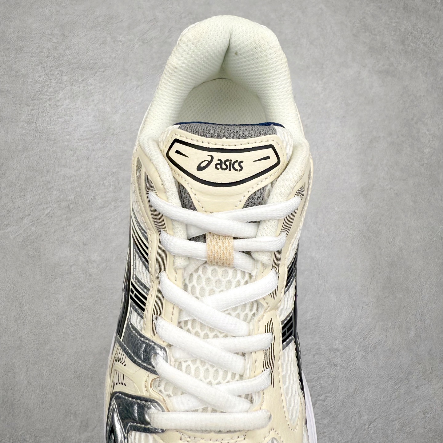 图片[5]-＃特价福利 ASICS GEL-KAYANO 14 亚瑟士K14系列户外复古潮流百搭织物合成革缓震休闲跑步鞋 原装纸板楦头开发 独家私模五层组合大底 原厂定制缓震硅胶加持 原盒原配 官方四联吊牌 原装Ortholite轻量化鞋垫 设计师 Hidenori Yamashita 以「Flash」一词为灵感 创造出未来感金属色鞋面 改造升级内在性能 由内而外全面革新 为 GEL-KAYANO 家族传承及经典跑鞋文化的延续 创下里程碑式作品 K14跑鞋重新诠释了复古的跑步形状 并以其 2000 年代后期的美学理念重新铺装 银色与蓝色的鞋面极为高档 网面铺陈与鞋面、鞋头多处细节位增添了透气性 鞋后跟部中底上以及多密度耐磨鞋底增加了 GEL 缓震胶 提供高抗冲击性、缓冲性、可保护脚部免受地面冲击的影响 穿着舒适性十足 尺码：35.5 36 37 37.5 38 39 39.5 40.5 41.5 42 42.5 43.5 44 45-选品中心