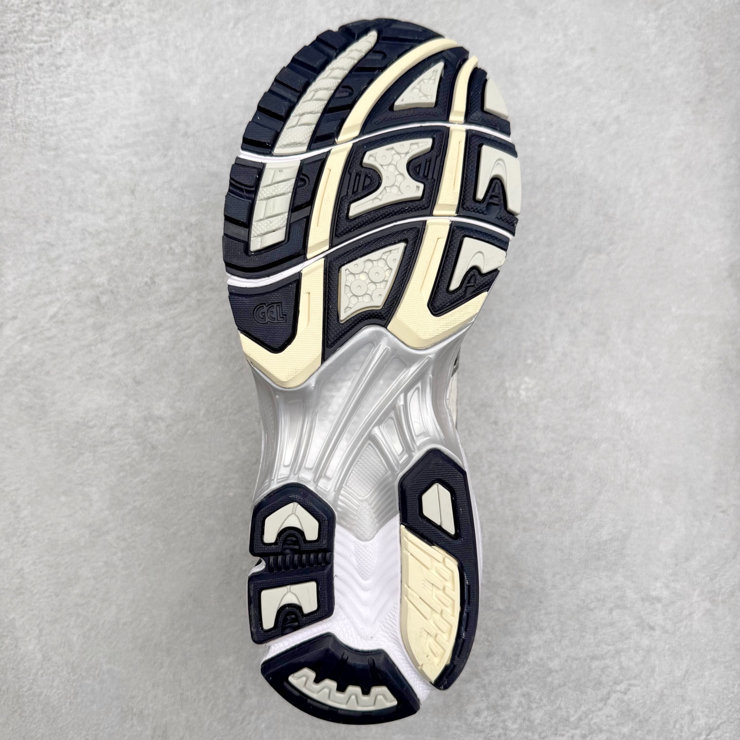 图片[9]-＃特价福利 ASICS GEL-KAYANO 14 亚瑟士K14系列户外复古潮流百搭织物合成革缓震休闲跑步鞋 原装纸板楦头开发 独家私模五层组合大底 原厂定制缓震硅胶加持 原盒原配 官方四联吊牌 原装Ortholite轻量化鞋垫 设计师 Hidenori Yamashita 以「Flash」一词为灵感 创造出未来感金属色鞋面 改造升级内在性能 由内而外全面革新 为 GEL-KAYANO 家族传承及经典跑鞋文化的延续 创下里程碑式作品 K14跑鞋重新诠释了复古的跑步形状 并以其 2000 年代后期的美学理念重新铺装 银色与蓝色的鞋面极为高档 网面铺陈与鞋面、鞋头多处细节位增添了透气性 鞋后跟部中底上以及多密度耐磨鞋底增加了 GEL 缓震胶 提供高抗冲击性、缓冲性、可保护脚部免受地面冲击的影响 穿着舒适性十足 尺码：35.5 36 37 37.5 38 39 39.5 40.5 41.5 42 42.5 43.5 44 45-选品中心