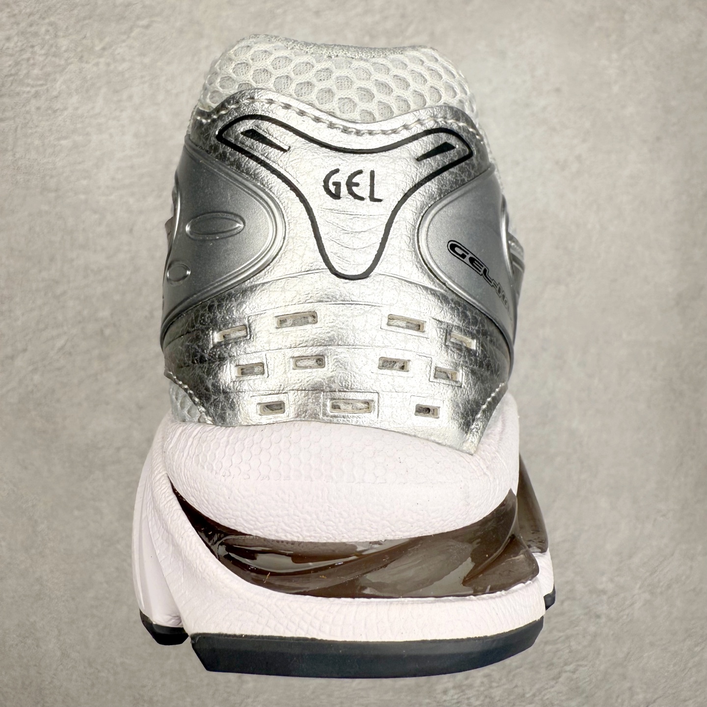 图片[8]-＃特价福利 ASICS GEL-KAYANO 14 亚瑟士K14系列户外复古潮流百搭织物合成革缓震休闲跑步鞋 原装纸板楦头开发 独家私模五层组合大底 原厂定制缓震硅胶加持 原盒原配 官方四联吊牌 原装Ortholite轻量化鞋垫 设计师 Hidenori Yamashita 以「Flash」一词为灵感 创造出未来感金属色鞋面 改造升级内在性能 由内而外全面革新 为 GEL-KAYANO 家族传承及经典跑鞋文化的延续 创下里程碑式作品 K14跑鞋重新诠释了复古的跑步形状 并以其 2000 年代后期的美学理念重新铺装 银色与蓝色的鞋面极为高档 网面铺陈与鞋面、鞋头多处细节位增添了透气性 鞋后跟部中底上以及多密度耐磨鞋底增加了 GEL 缓震胶 提供高抗冲击性、缓冲性、可保护脚部免受地面冲击的影响 穿着舒适性十足 尺码：35.5 36 37 37.5 38 39 39.5 40.5 41.5 42 42.5 43.5 44 45-选品中心