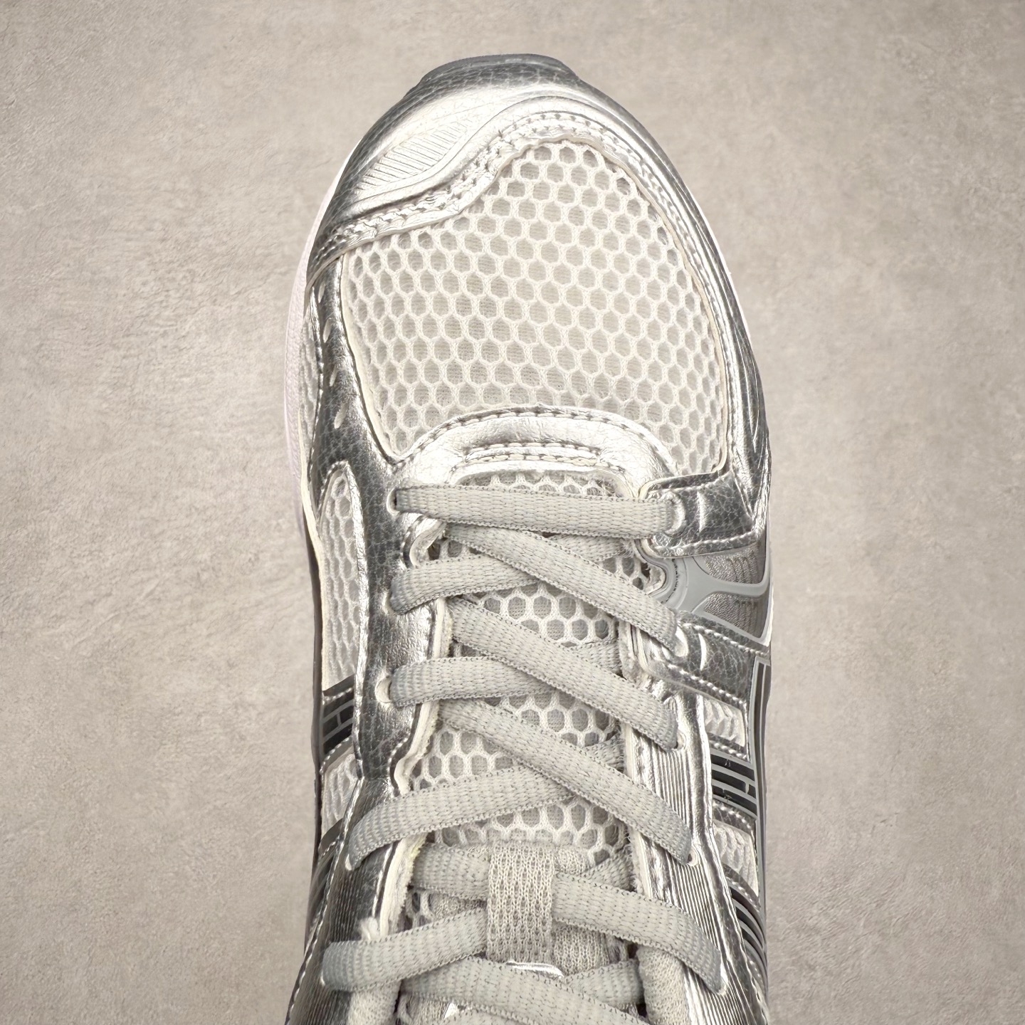 图片[4]-＃特价福利 ASICS GEL-KAYANO 14 亚瑟士K14系列户外复古潮流百搭织物合成革缓震休闲跑步鞋 原装纸板楦头开发 独家私模五层组合大底 原厂定制缓震硅胶加持 原盒原配 官方四联吊牌 原装Ortholite轻量化鞋垫 设计师 Hidenori Yamashita 以「Flash」一词为灵感 创造出未来感金属色鞋面 改造升级内在性能 由内而外全面革新 为 GEL-KAYANO 家族传承及经典跑鞋文化的延续 创下里程碑式作品 K14跑鞋重新诠释了复古的跑步形状 并以其 2000 年代后期的美学理念重新铺装 银色与蓝色的鞋面极为高档 网面铺陈与鞋面、鞋头多处细节位增添了透气性 鞋后跟部中底上以及多密度耐磨鞋底增加了 GEL 缓震胶 提供高抗冲击性、缓冲性、可保护脚部免受地面冲击的影响 穿着舒适性十足 尺码：35.5 36 37 37.5 38 39 39.5 40.5 41.5 42 42.5 43.5 44 45-选品中心